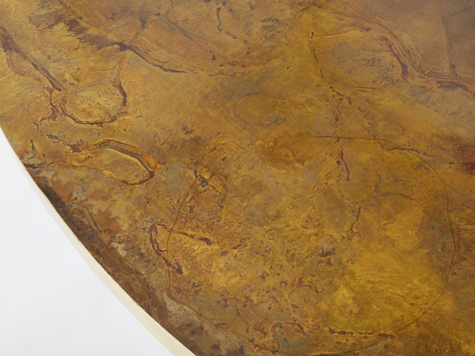 Mobilier Grande table basse ovale en laiton oxydé, par Isabelle et Richard Faure, années 1970 photo