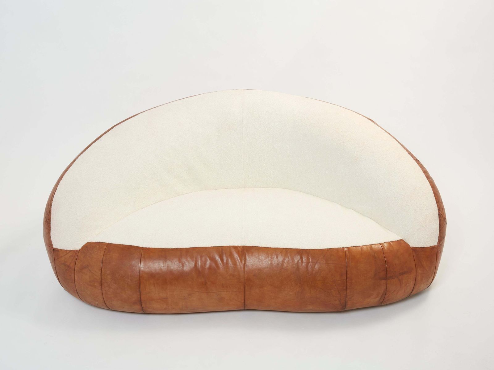 Ensemble de deux canapés Croissant en cuir et bouclé, par Raphaël Raffel, années 1970 photo Mobilier