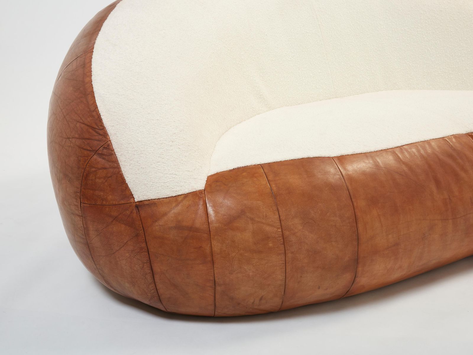 Ensemble de deux canapés Croissant en cuir et bouclé, par Raphaël Raffel, années 1970 photo vinterior