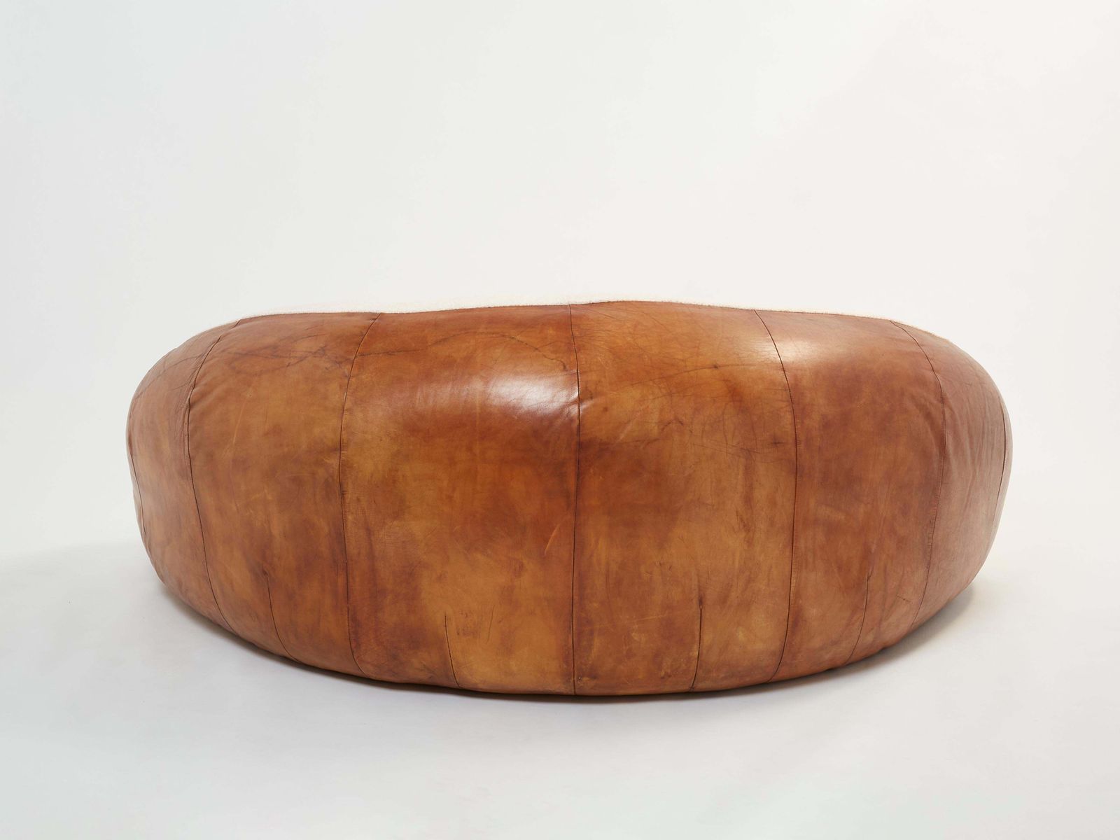 Mobilier Ensemble de deux canapés Croissant en cuir et bouclé, par Raphaël Raffel, années 1970 photo