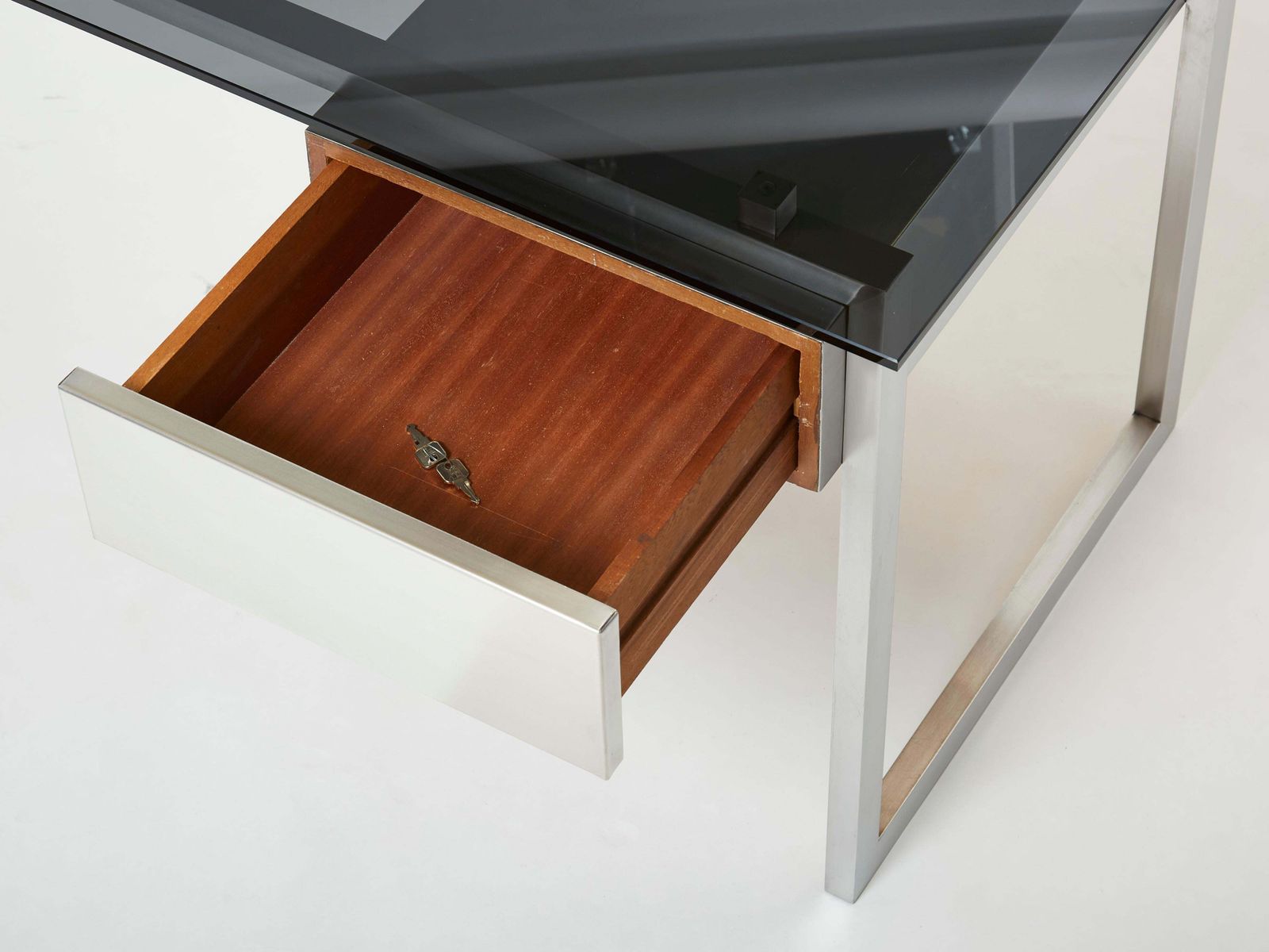 Table bureau Patrice Maffei pour Kappa en acier brossé et verre fumé, années 1970 photo vinterior