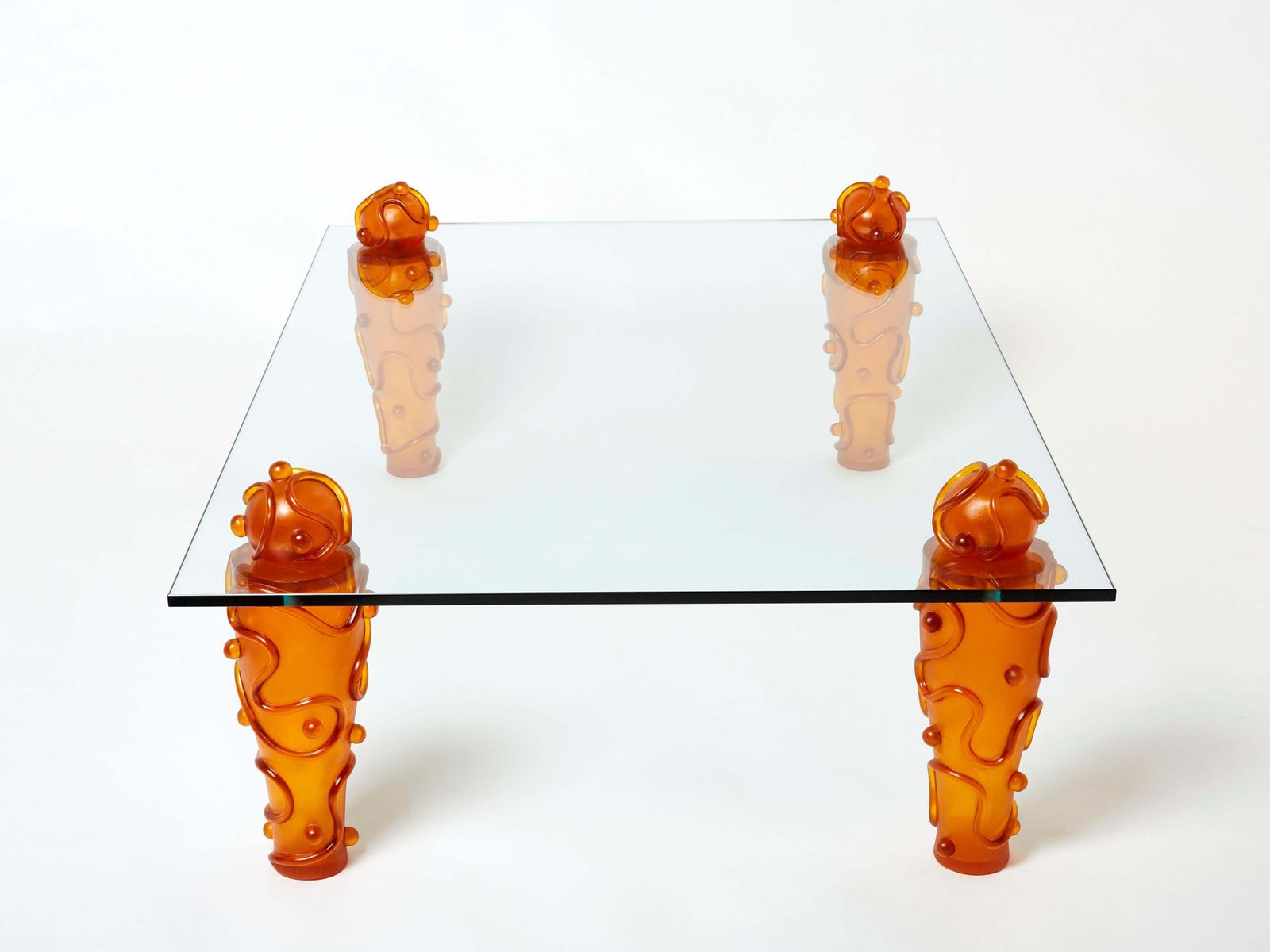 Grande table basse en résine et verre signée, par Garouste & Bonetti, années 1990 photo vinterior
