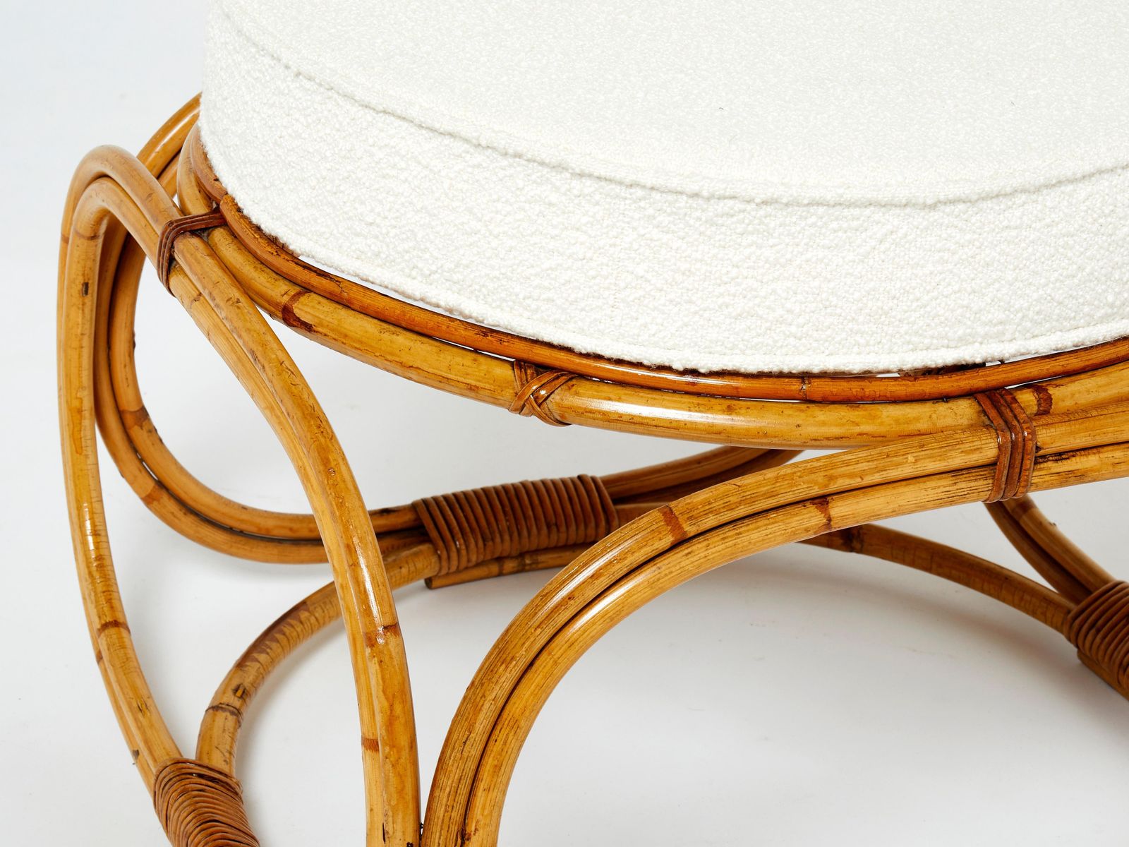 photo furniture Canapé et tabouret en bambou italiens, revêtement en bouclé français, début des années 1960