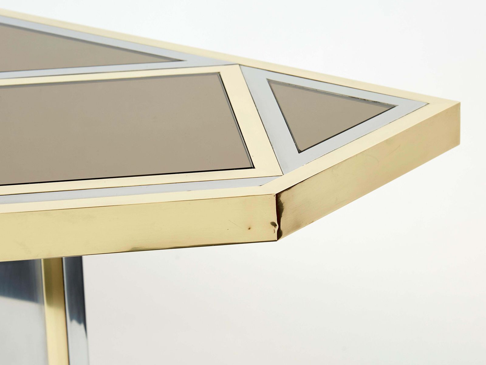 photo furniture Console en laiton, chrome et acier, plateau en miroir, par Romeo Rega, années 1970