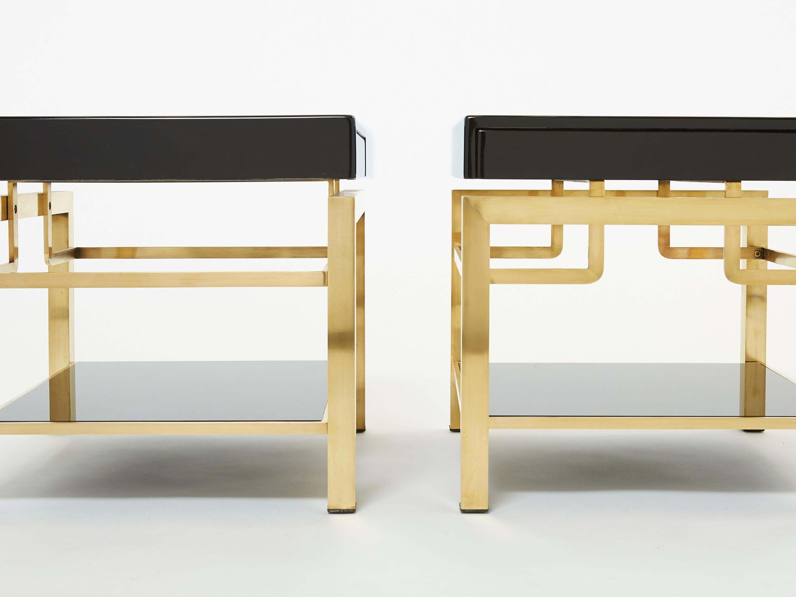 Tables d'appoint à deux plateaux en laque noire et laiton Guy Lefevre pour Maison Jansen, années 1970 photo vintage