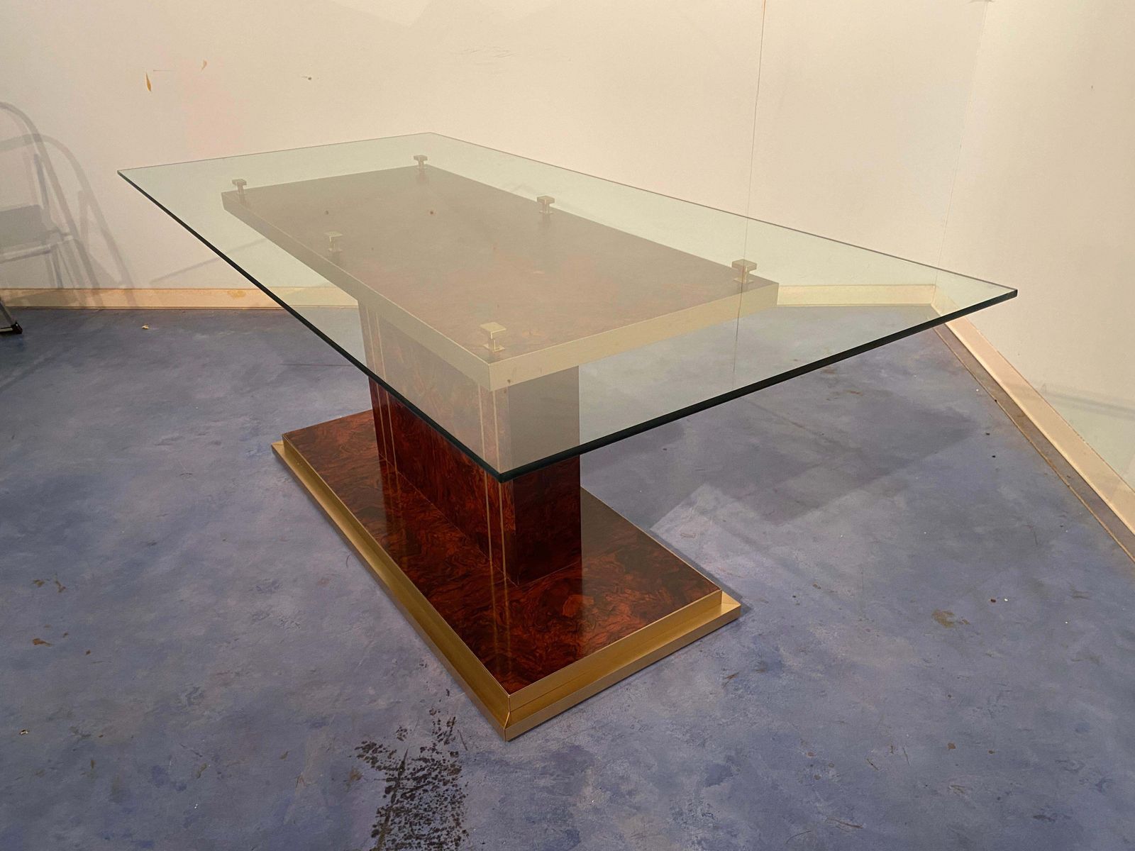photo vintage Italian Mid Century Modern Dining Table In Thick Glass And Walnut Root, 1970s