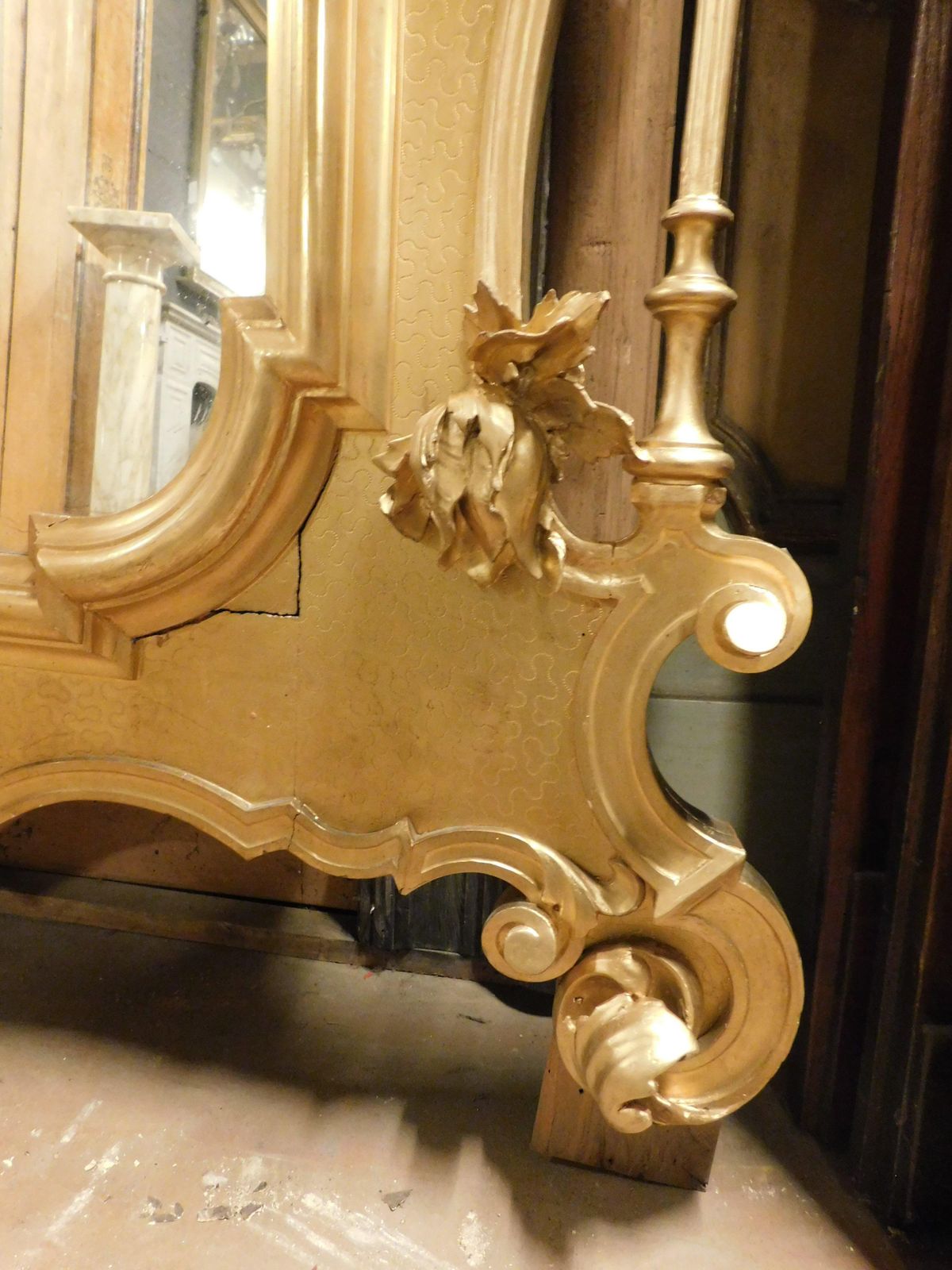 photo furniture Important And Big Richly Carved And Gilded Mirror With Sculpture, Italy
