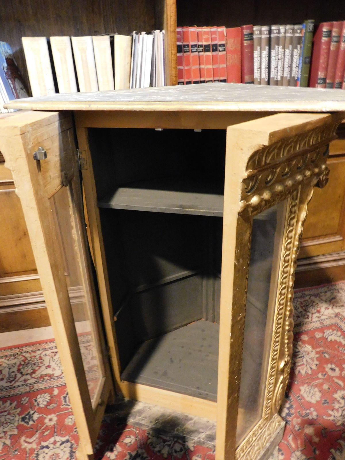 Small Corner Display Cabinet In Lacquered And Gilded Wood, Italy photo vintage