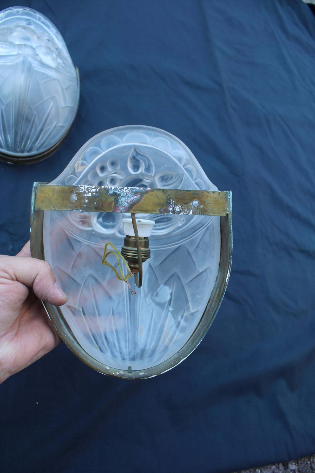 photo furniture 1930s French Art Deco Wall Lamp In Crystal And Brass Lalique Style