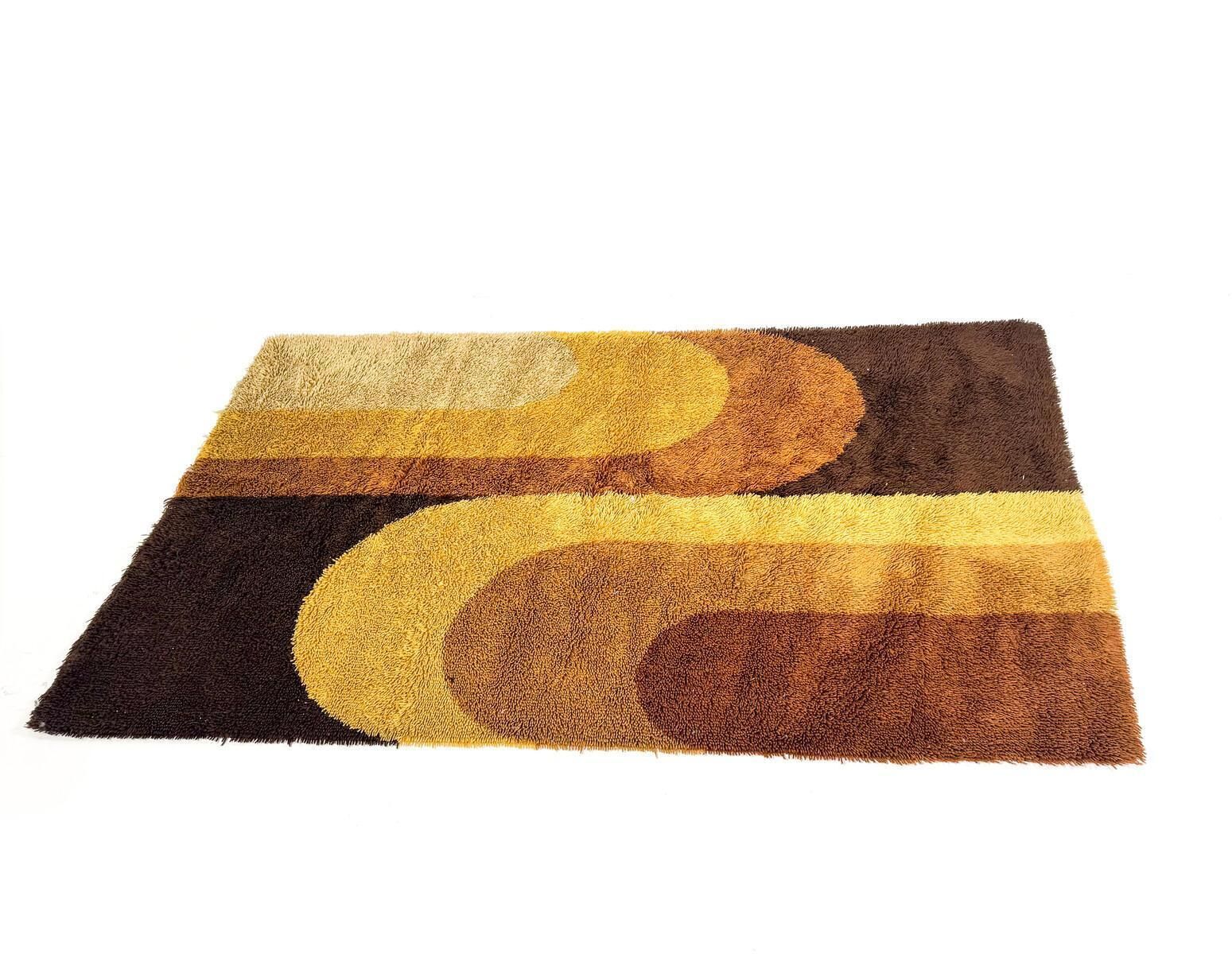 Mid Century Modern Abstract Rug, 1970s photo Textiles