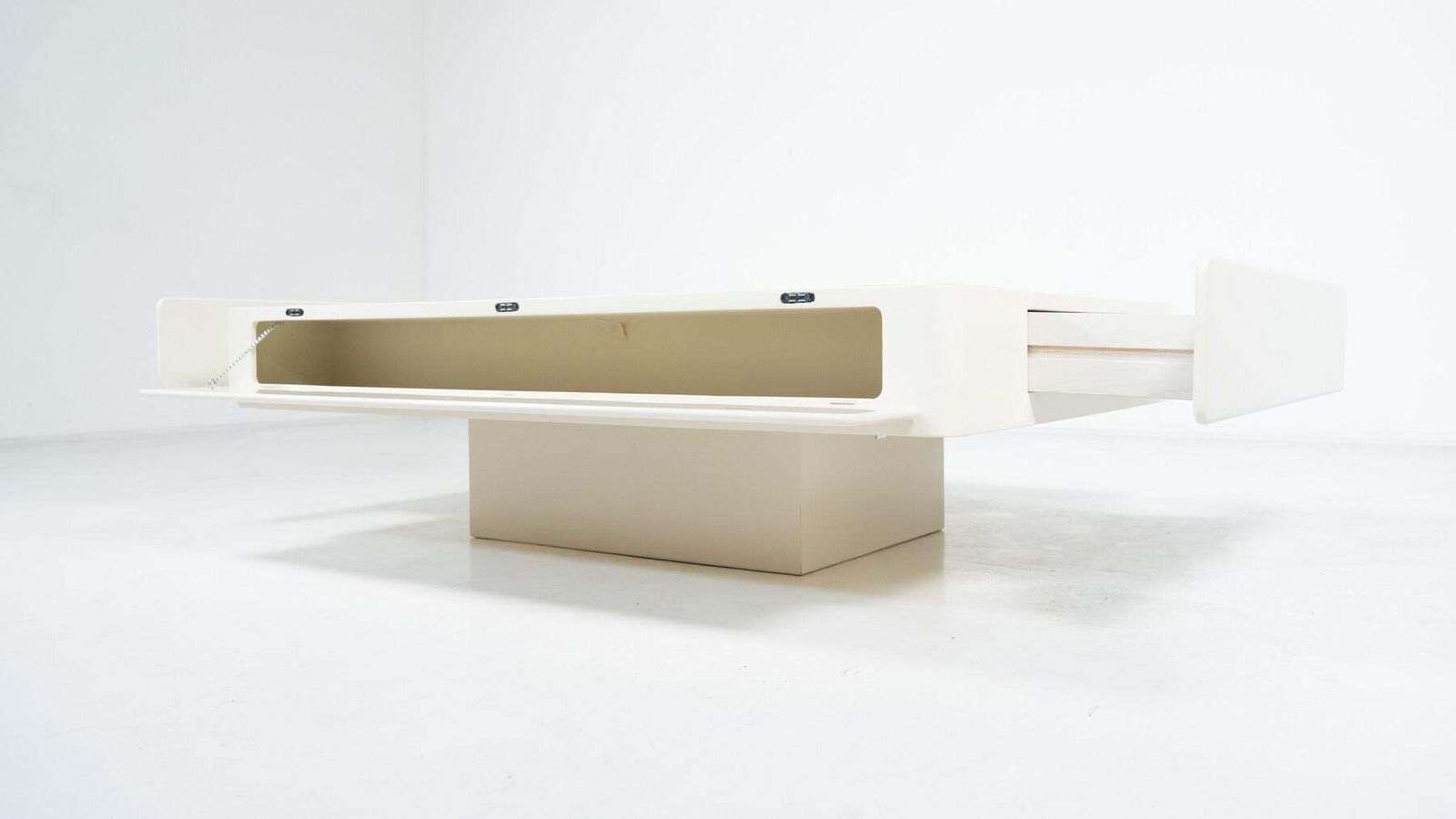 5416.0 White Caori Coffee Table By Vico Magistretti For Gavina, Italy, 1960s photo