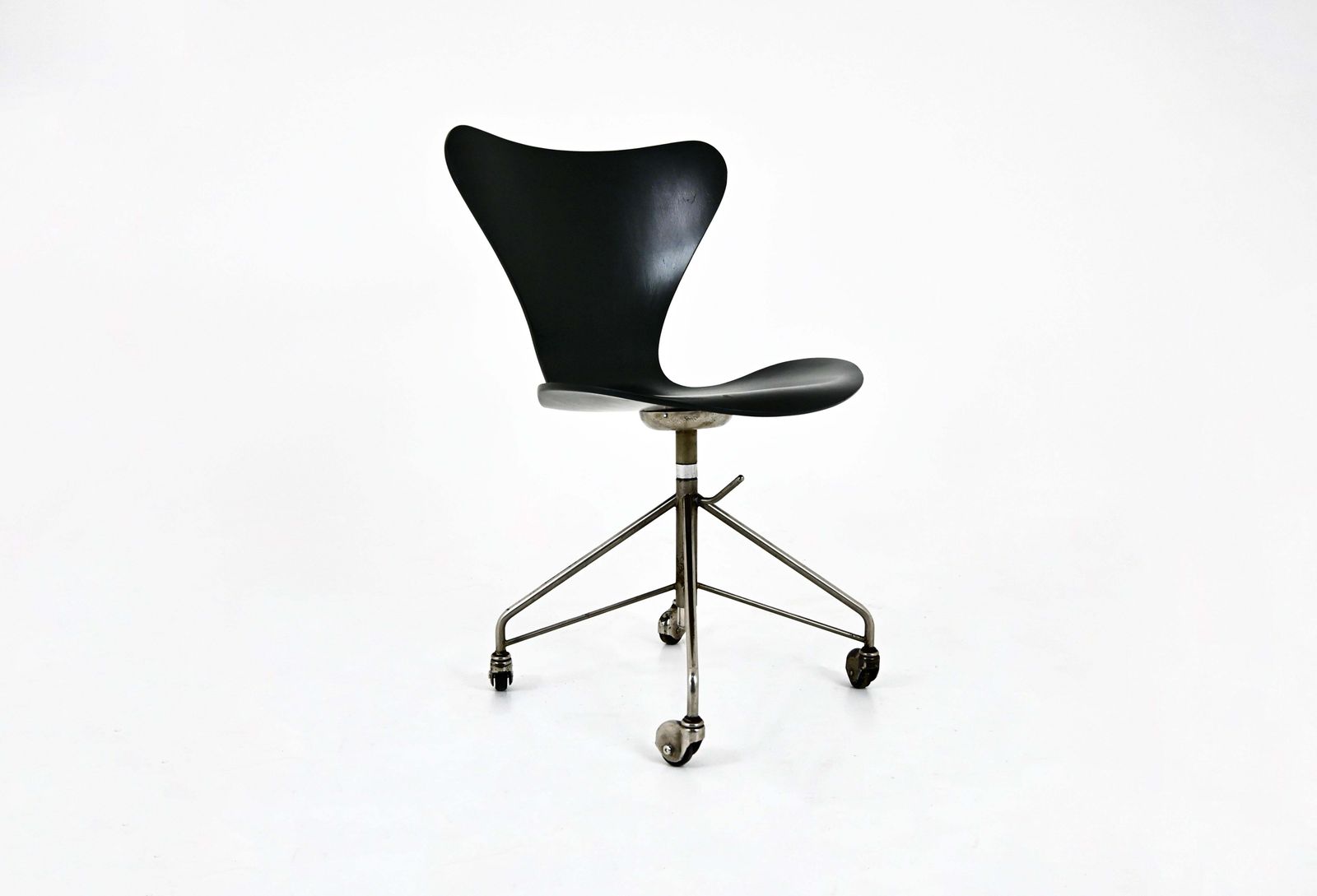 Chair Model 3217 By Arne Jacobsen For Fritz Hansen, 1960s photo furniture