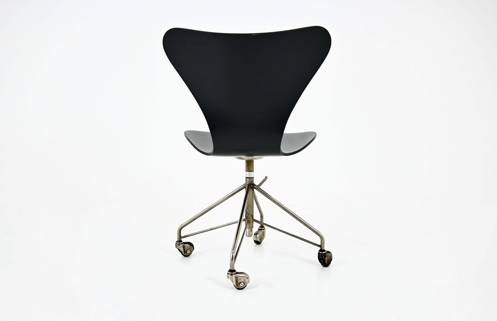 Chair Model 3217 By Arne Jacobsen For Fritz Hansen, 1960s photo 576.0