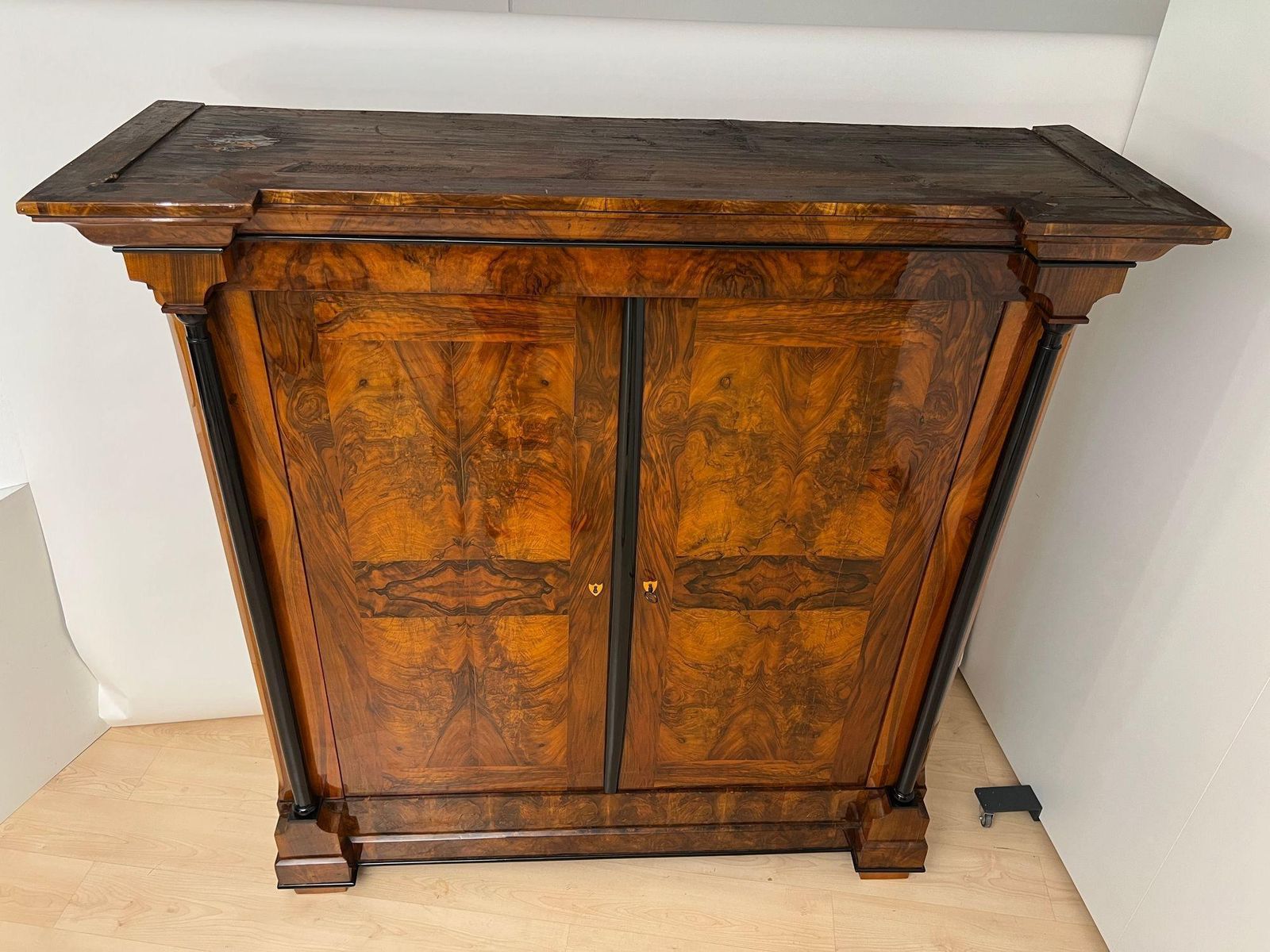 photo vinterior Biedermeier Armoire, Walnut Veneer, South Germany Circa 1820