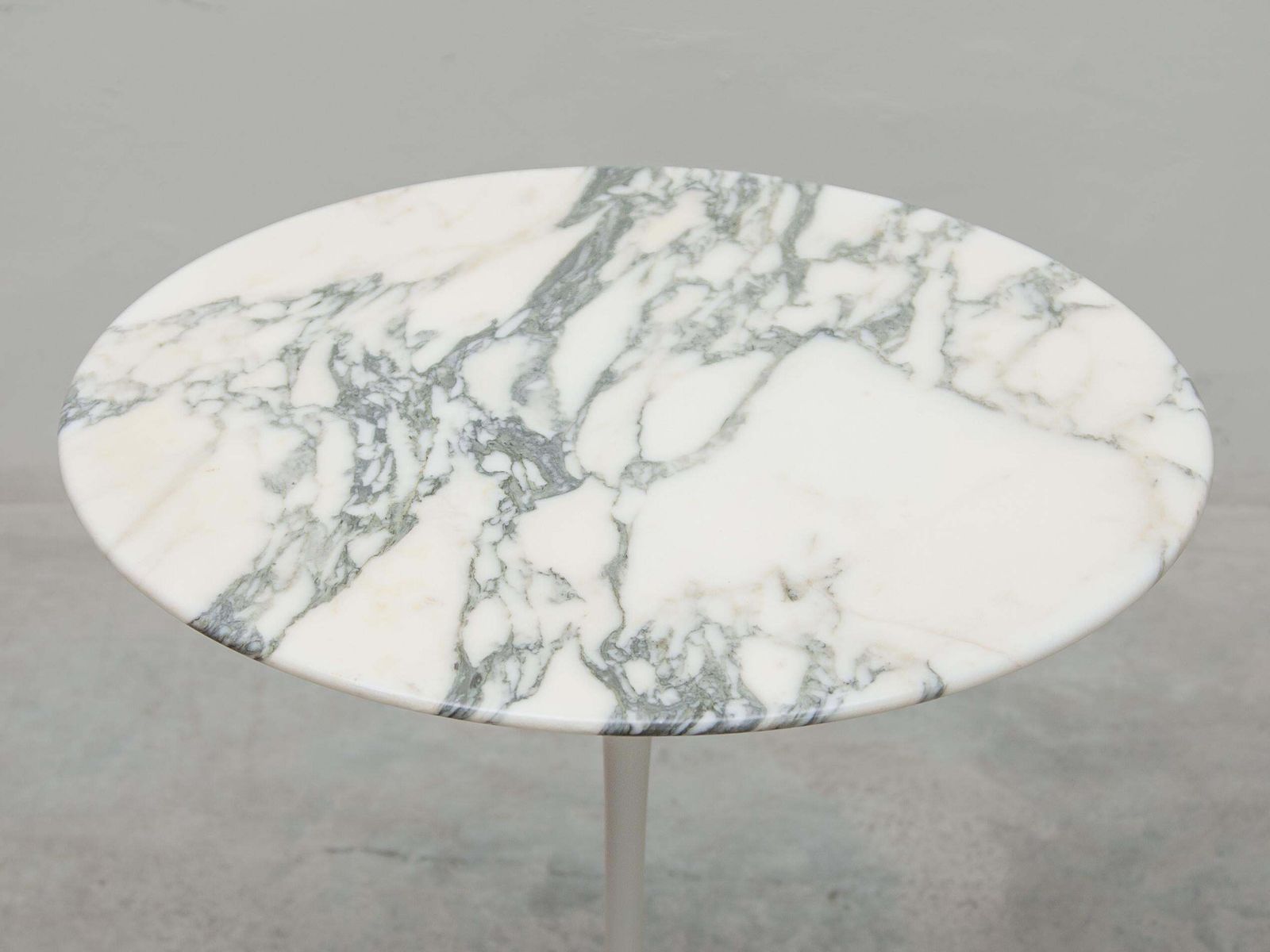 photo furniture Set Of Two "Tulip" Marble Top Saarinen Side Tables For Knoll, 1970s