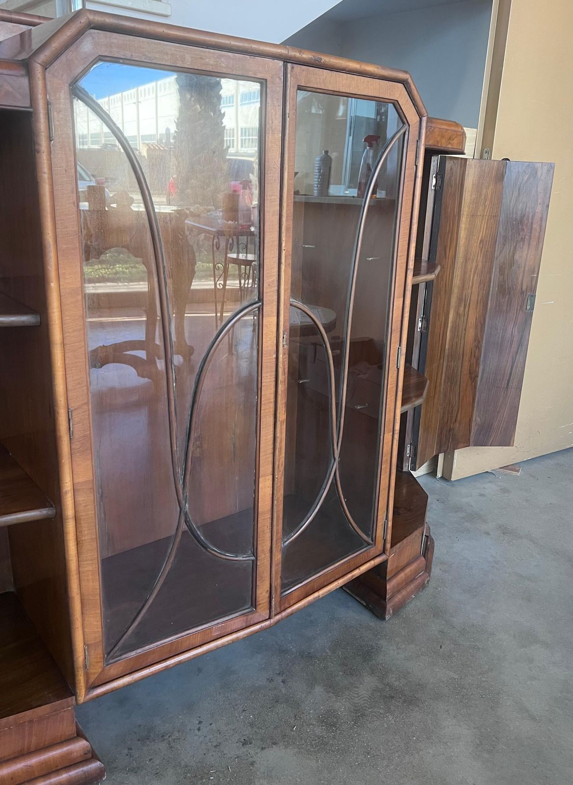 photo furniture Vitrine cathédrale Art déco en placage de noyer, socle ébénisé, vers 1930