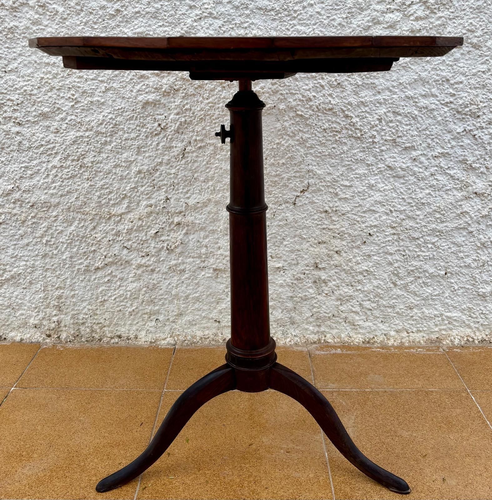 Table d'appoint française ronde pivotante en noyer, début du XXe siècle, années 1940 photo for sale