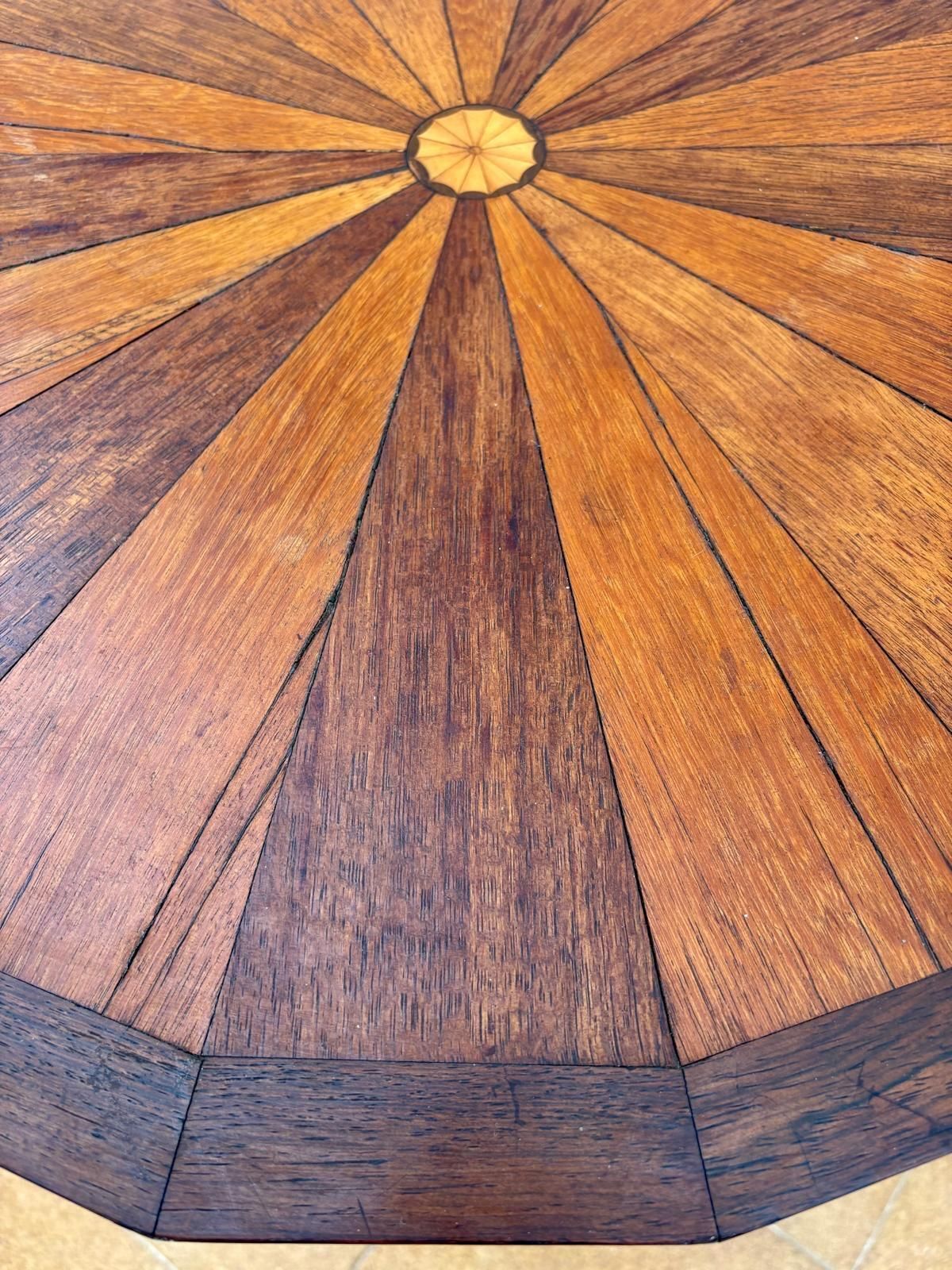 photo furniture Table d'appoint française ronde pivotante en noyer, début du XXe siècle, années 1940