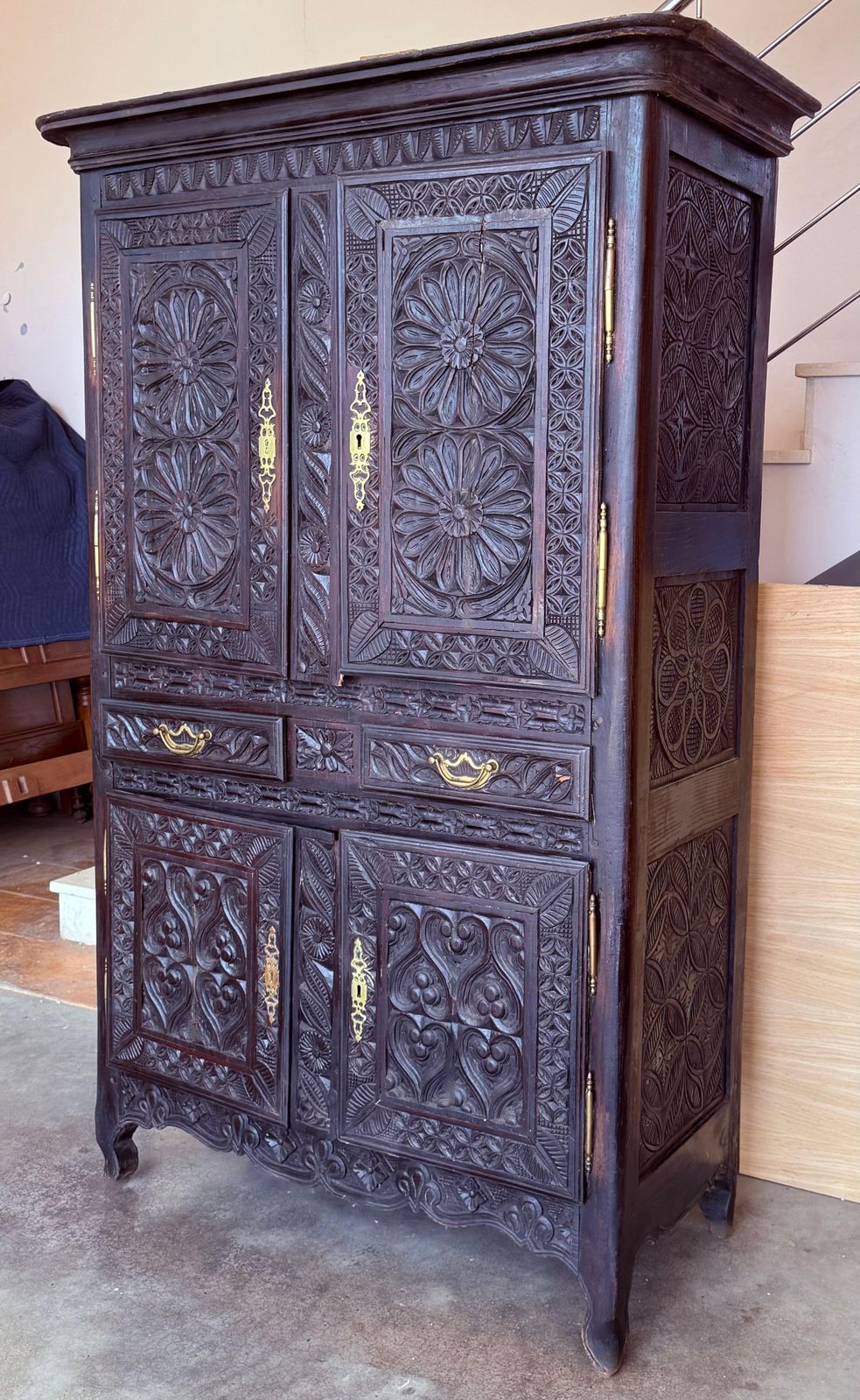 Armoire XIXe siècle en noyer, influence castillane, Espagne, restaurée photo for sale