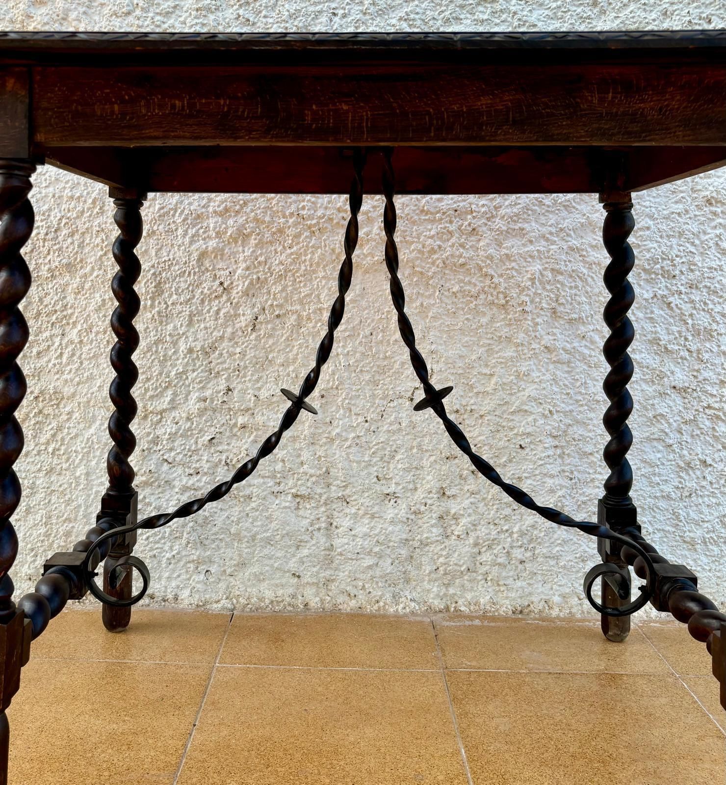 Table d'appoint espagnole XIXe siècle, pieds tournés sculptés et entretoise en fer, 1850 photo vinterior