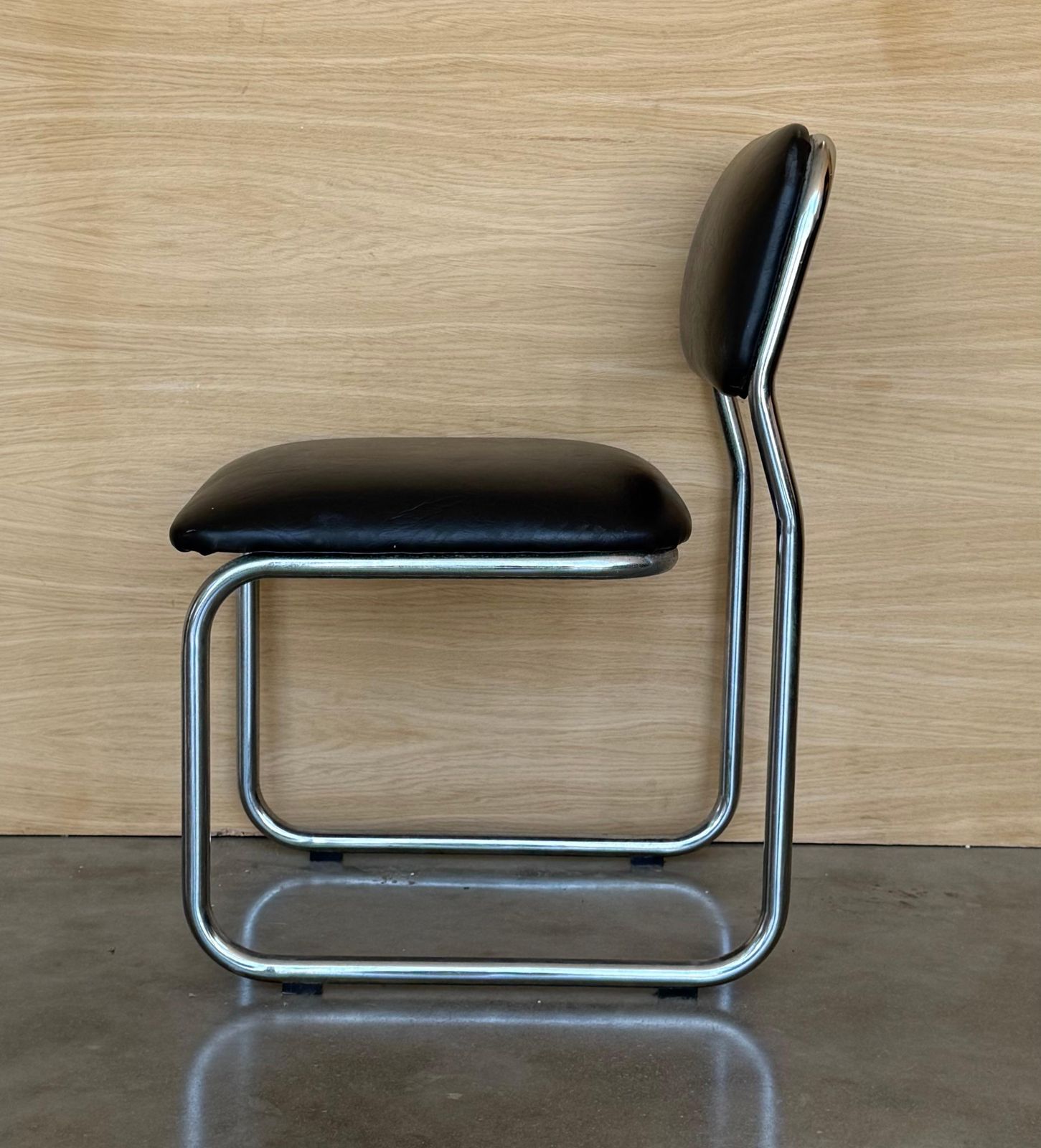 Ensemble de six chaises cantilever en cuir et acier, années 1970 photo vinterior