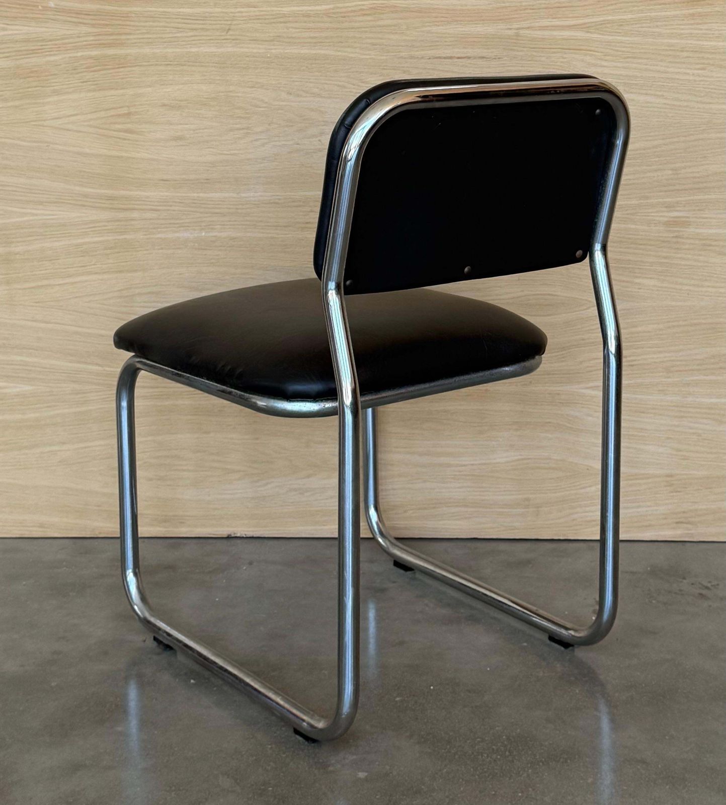 Ensemble de six chaises cantilever en cuir et acier, années 1970 photo vintage