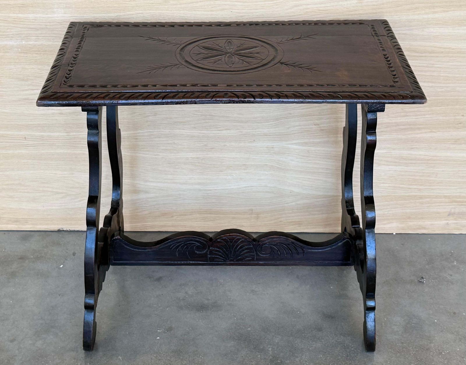 Table d'appoint baroque espagnole aux pieds en lyre et bords sculptés, XIXe siècle photo Mobilier