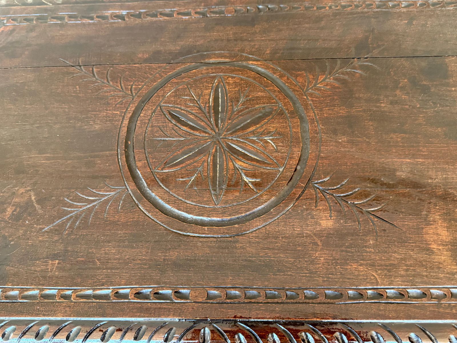 Table d'appoint baroque espagnole aux pieds en lyre et bords sculptés, XIXe siècle photo vinterior