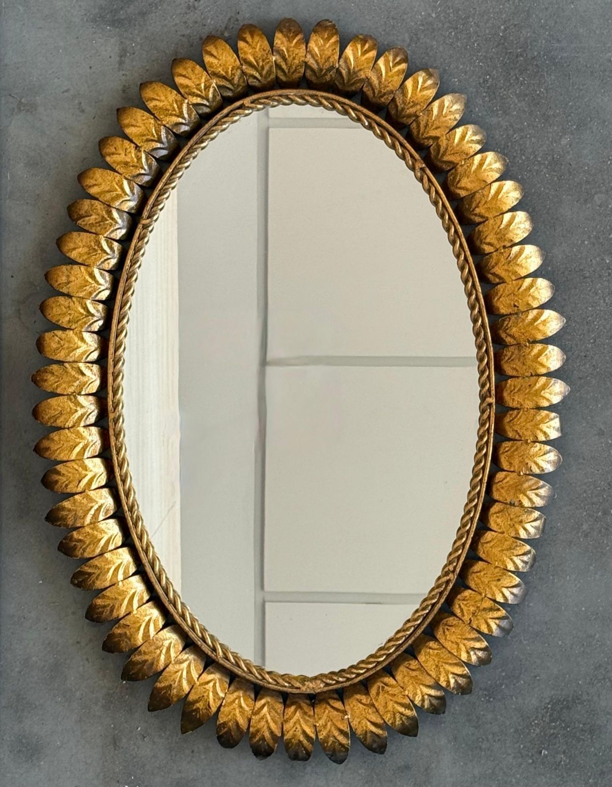 Paire de miroirs soleil ovales en métal doré, Espagne photo furniture