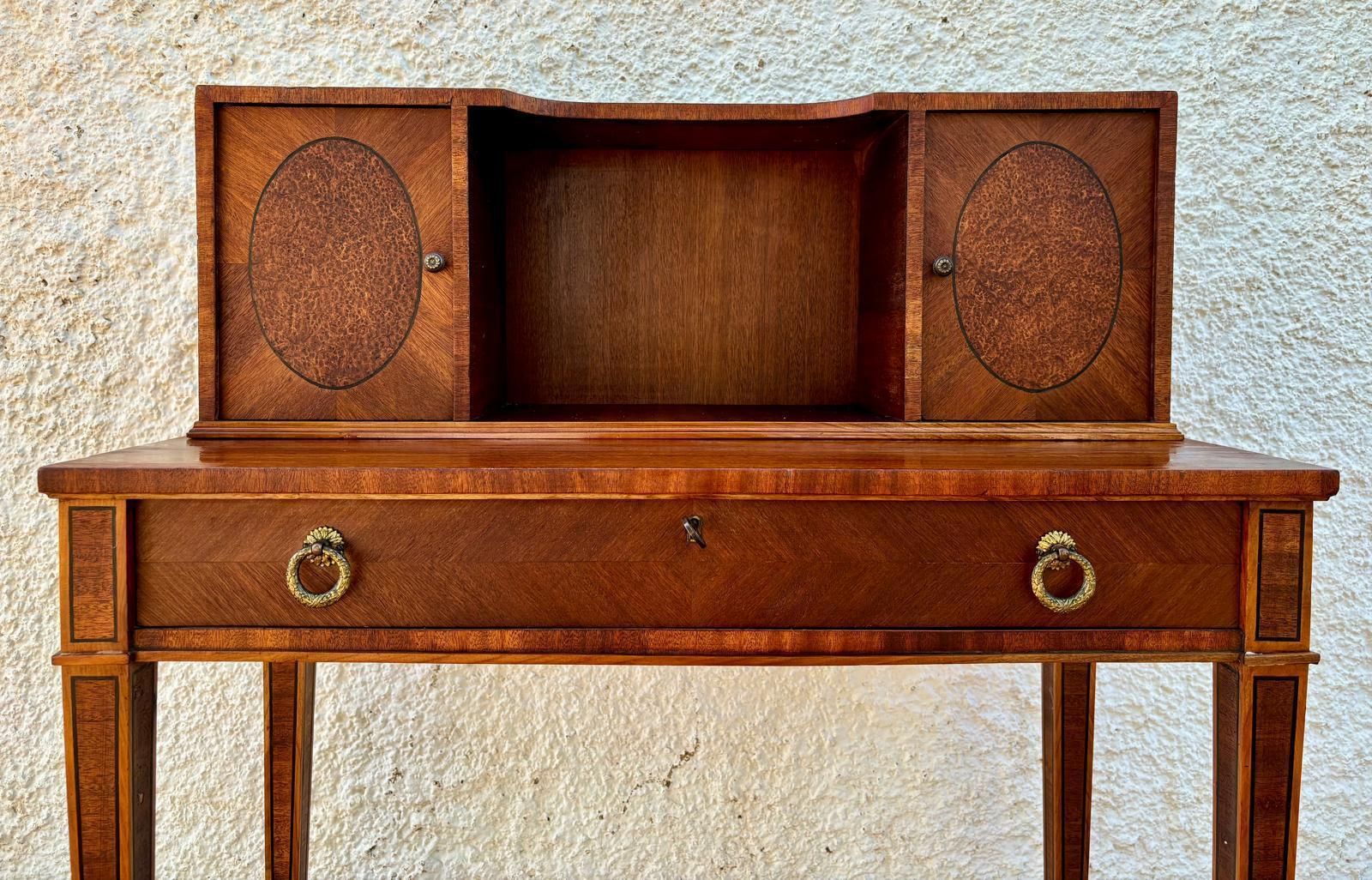 Bureau français en placage de noyer, début du XXe siècle, années 1940 photo vintage