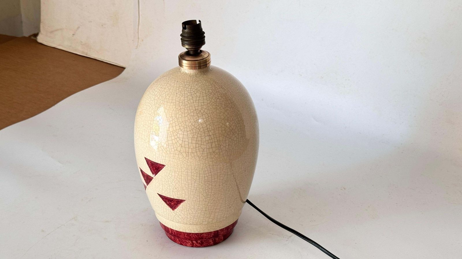 1930s French Art Deco Lamp In Crackled Ceramic And Brass  Geometric Red Motifs photo vinterior