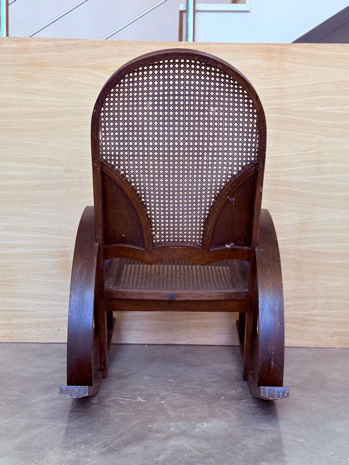 Paire de rocking-chairs en bois courbé, assise et dossier en cannage photo buy