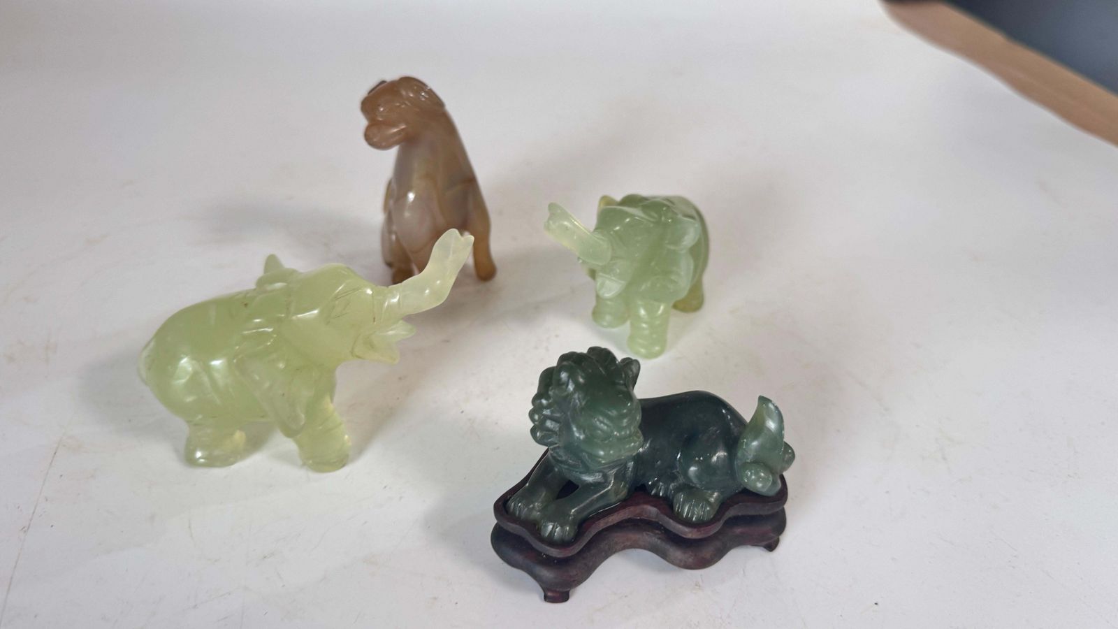 Set Of 4 Chinese Animal Figurines In Jade And Onyx – Elephants, Lion & Dog, 20th photo for sale