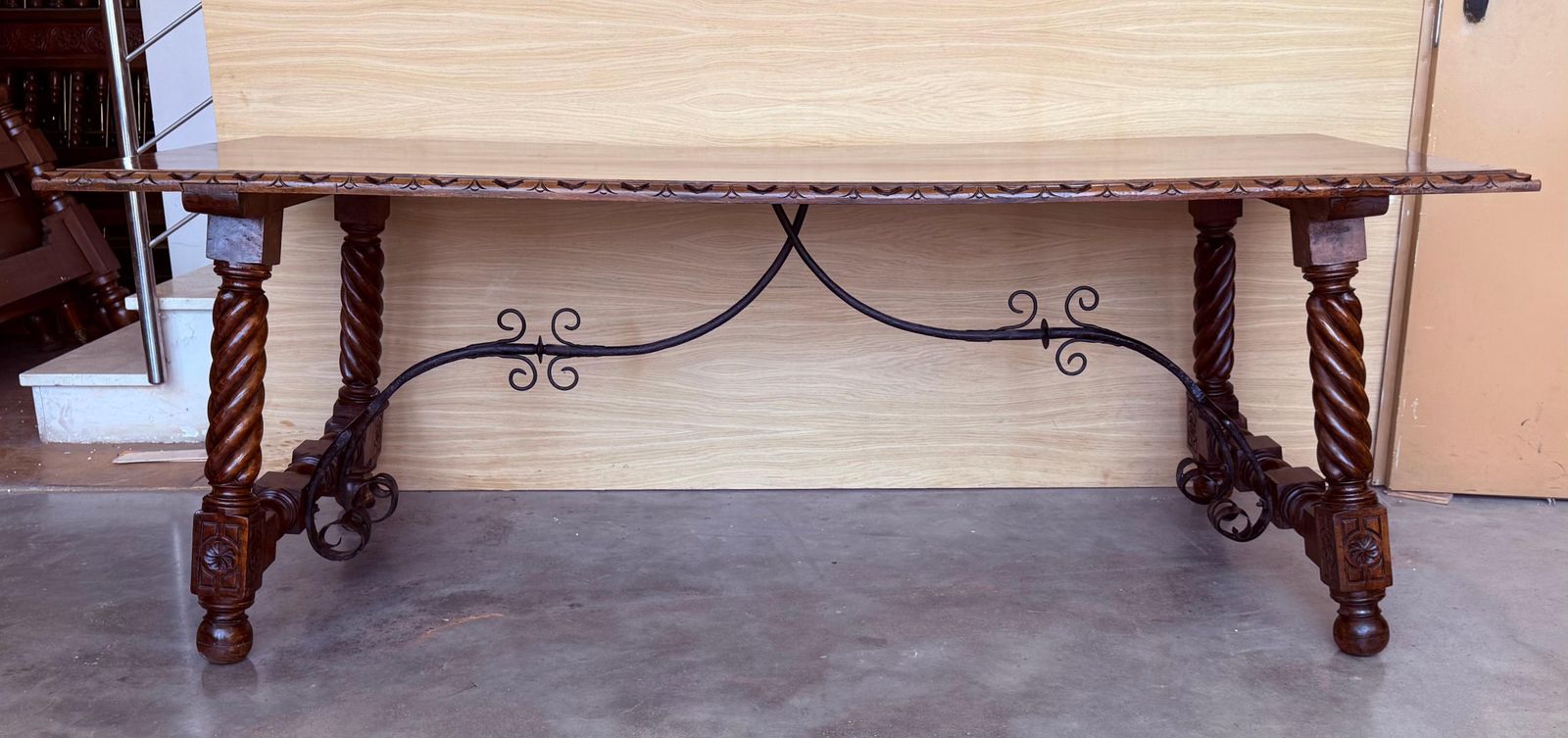 Grande table à manger ou de bureau espagnole à pieds salomoniques et entretoise en fer, XVIIIe siècle photo for sale
