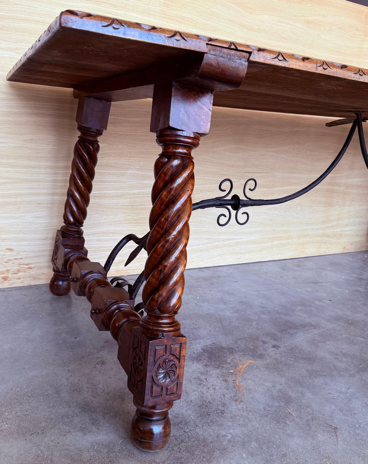 photo for sale Grande table à manger ou de bureau espagnole à pieds salomoniques et entretoise en fer, XVIIIe siècle