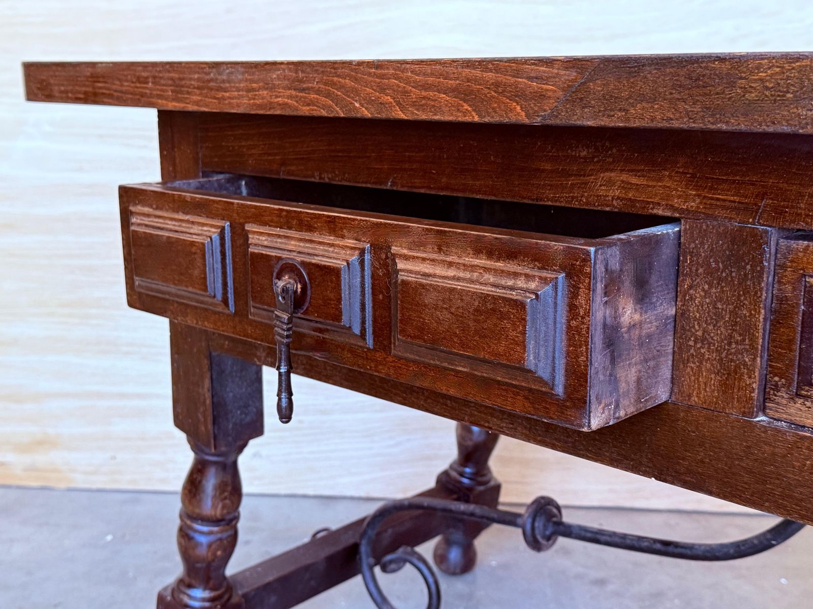 Table basse rectangulaire espagnole à pieds tournés et quatre tiroirs photo buy