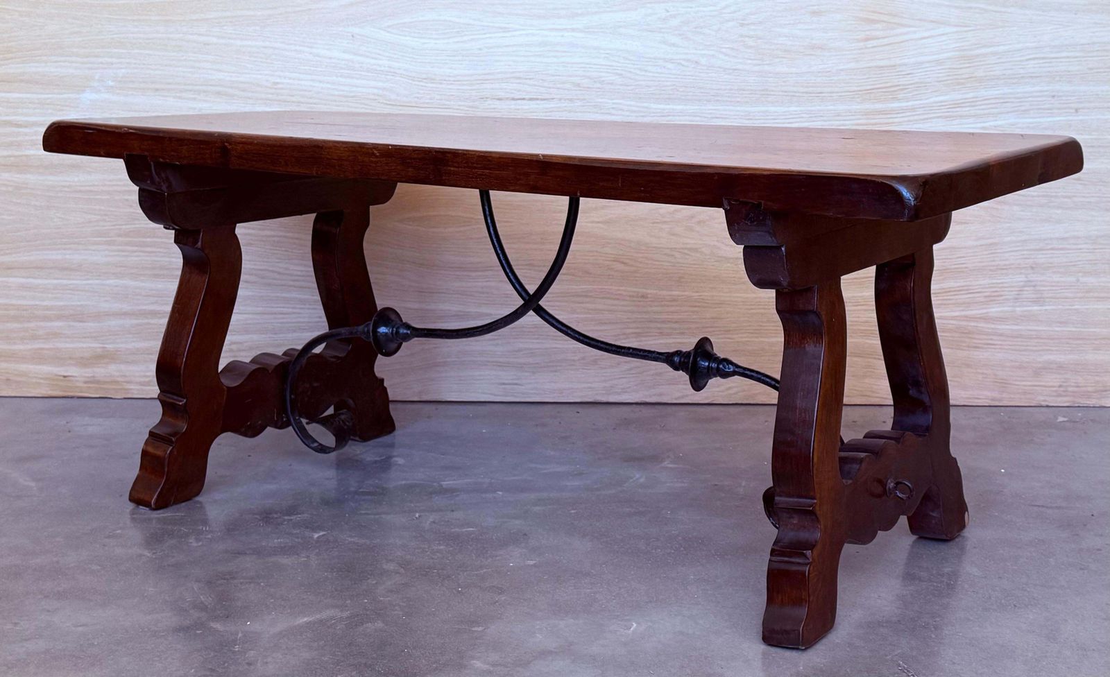 Table basse espagnole rectangulaire à pieds en lyre photo vinterior