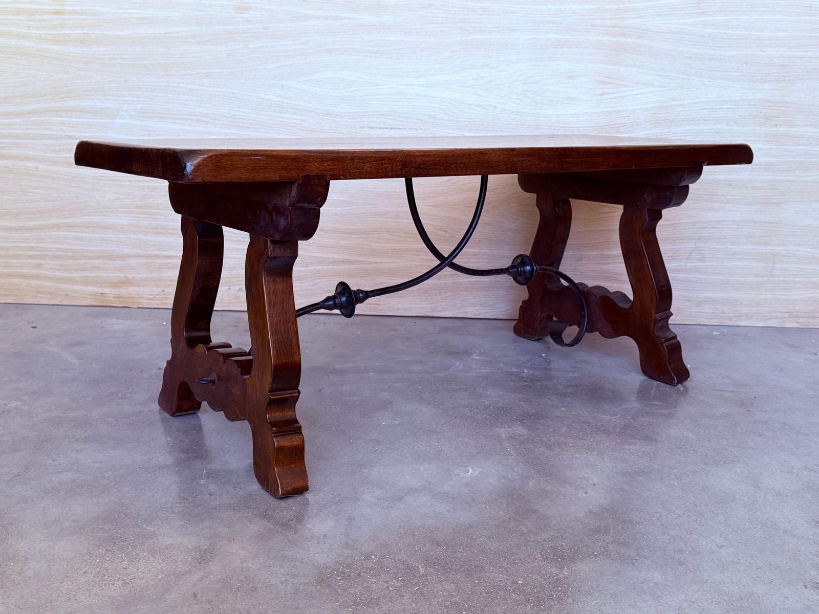 Table basse espagnole rectangulaire à pieds en lyre photo vintage