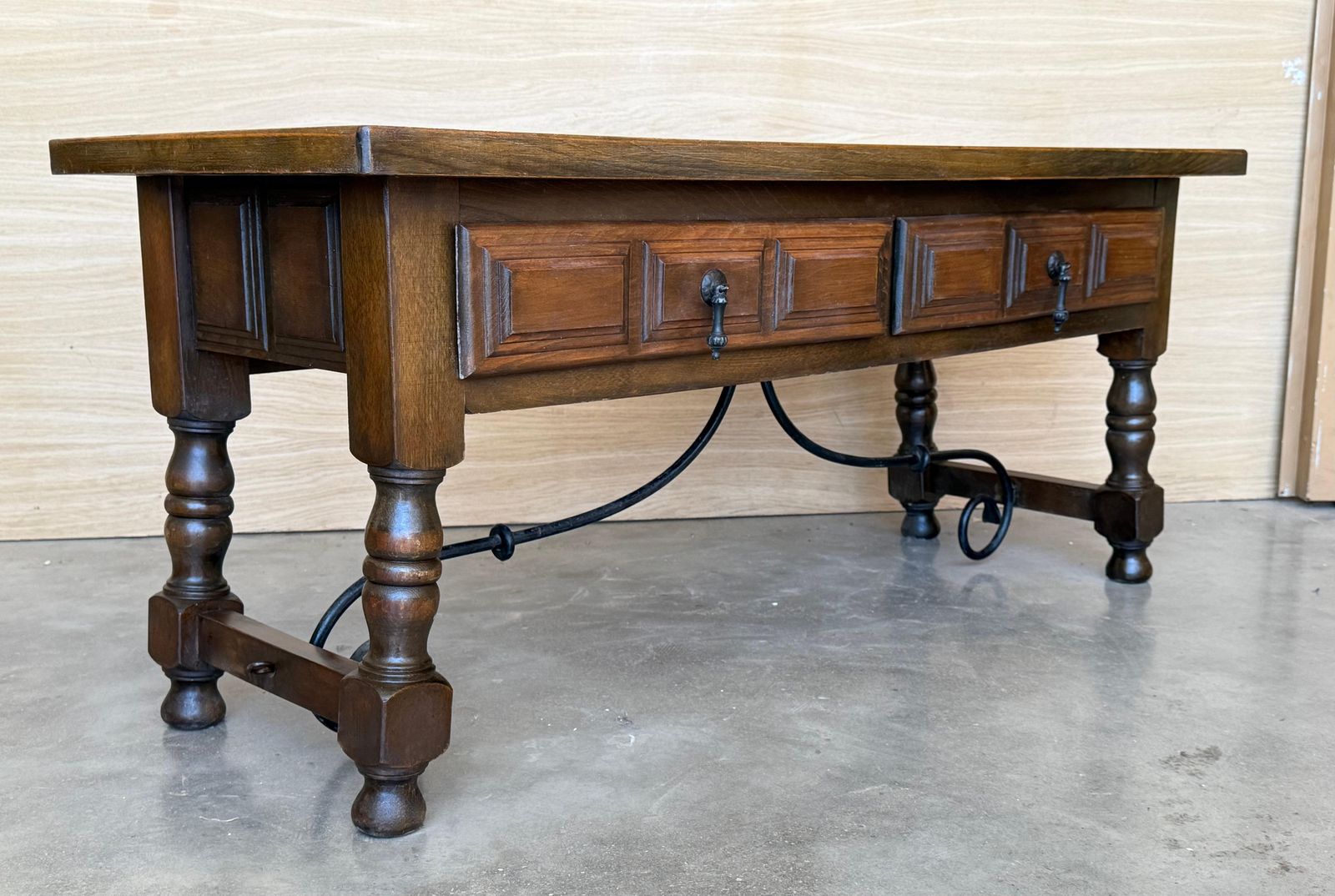 Table basse espagnole rectangulaire à pieds tournés et quatre tiroirs photo vinterior
