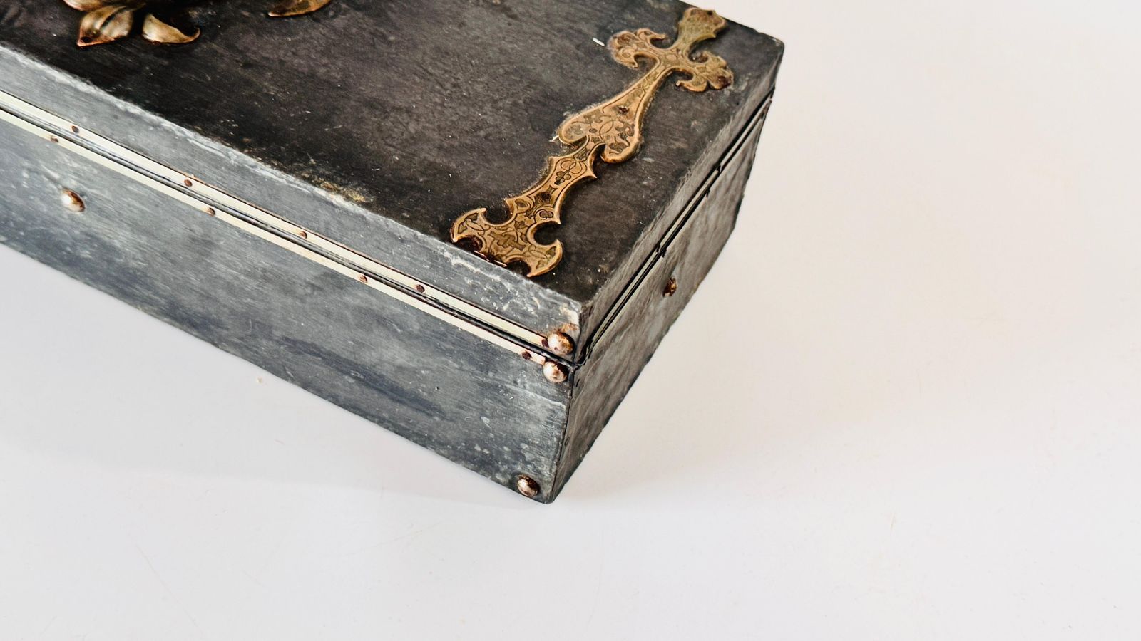 Handcrafted Pewter Cigar Box With Brass Inlays, Fleur De Lys Motif, 1970s Franc photo 468.0