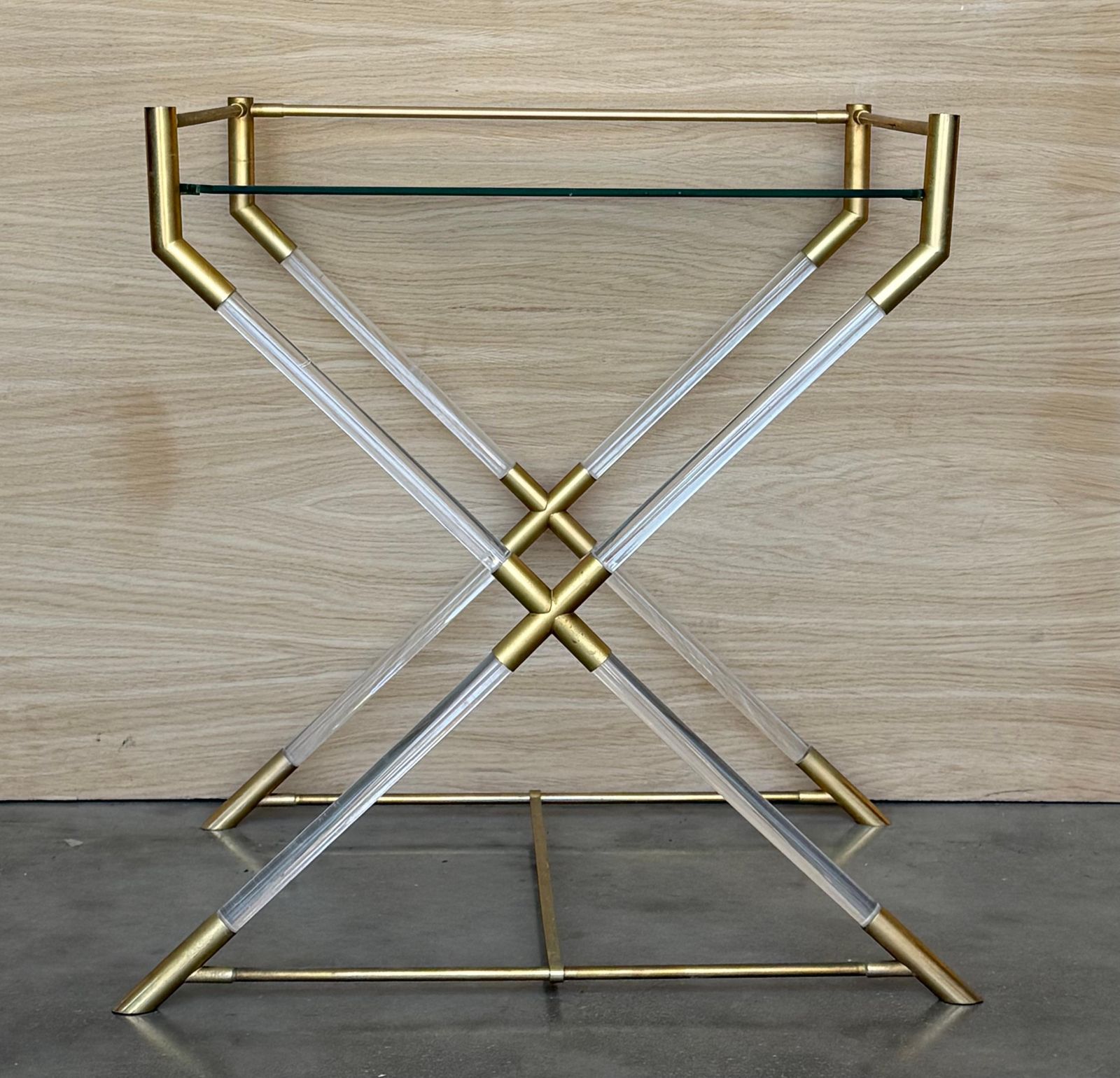 Table de service ou table d'appoint mid-century modern en laiton et lucite, à piétement en X photo for sale
