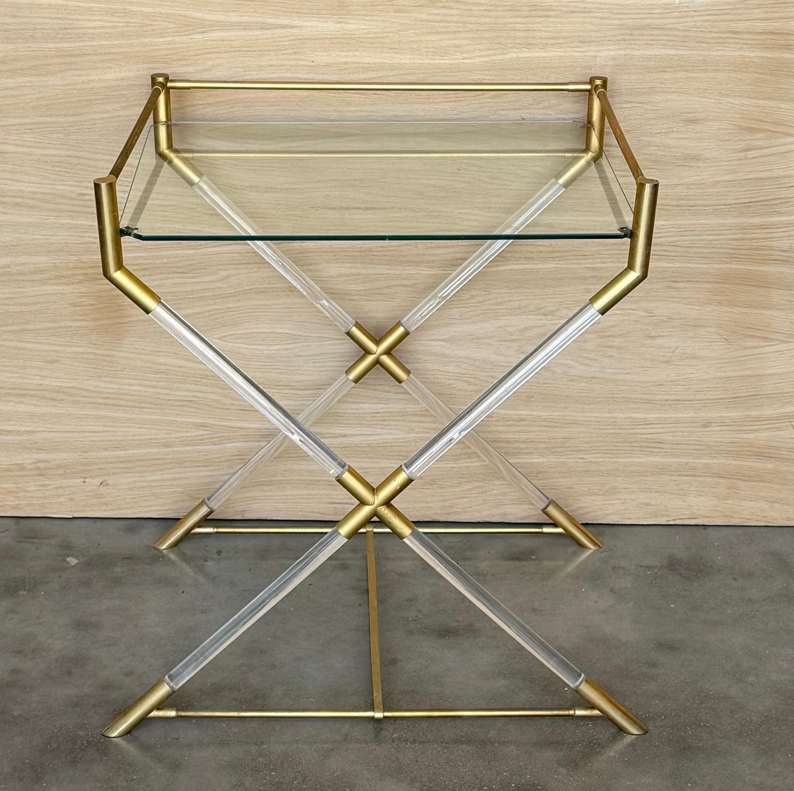 Table de service ou table d'appoint mid-century modern en laiton et lucite, à piétement en X photo Mobilier