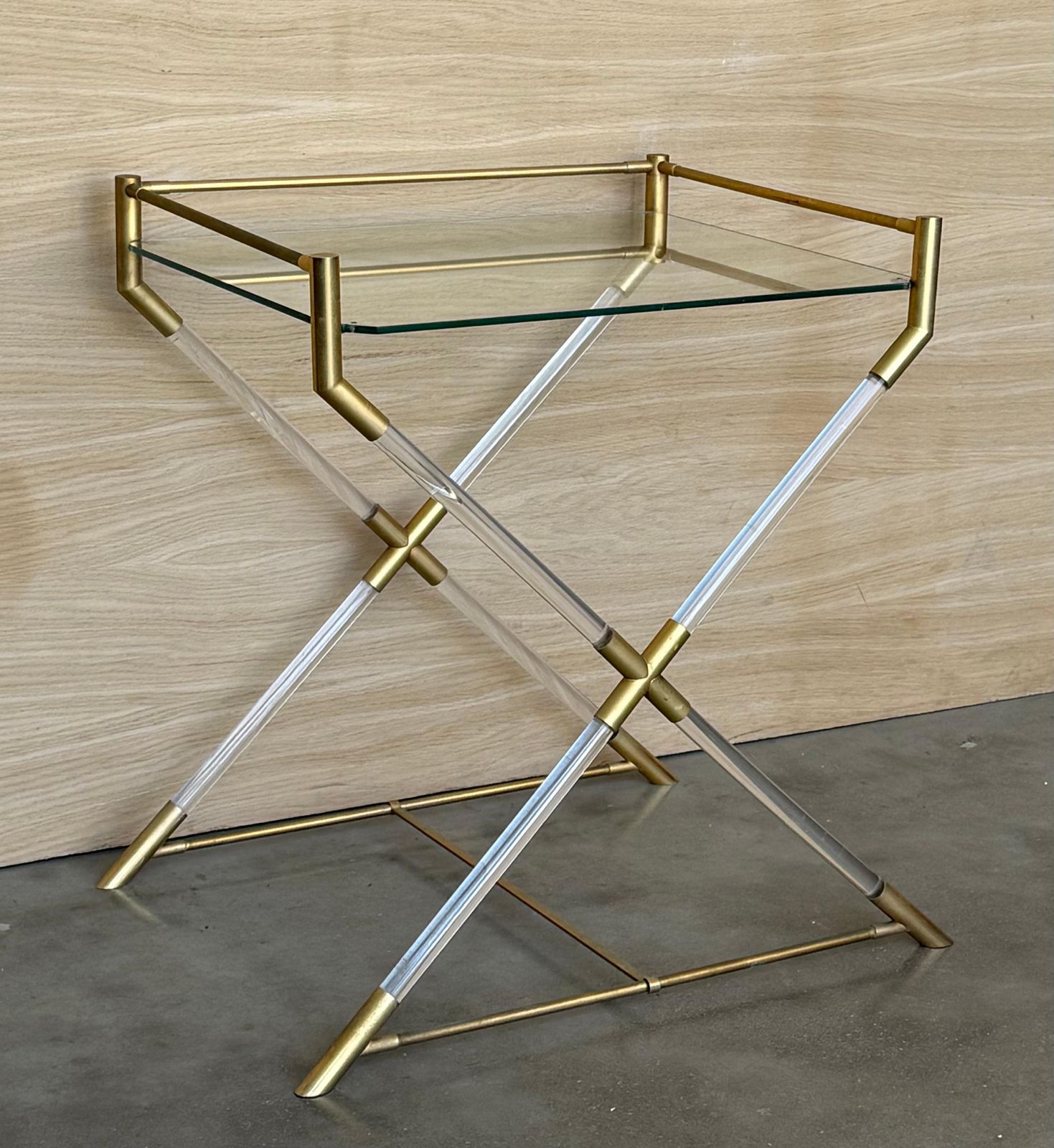 Table de service ou table d'appoint mid-century modern en laiton et lucite, à piétement en X photo 1784.0