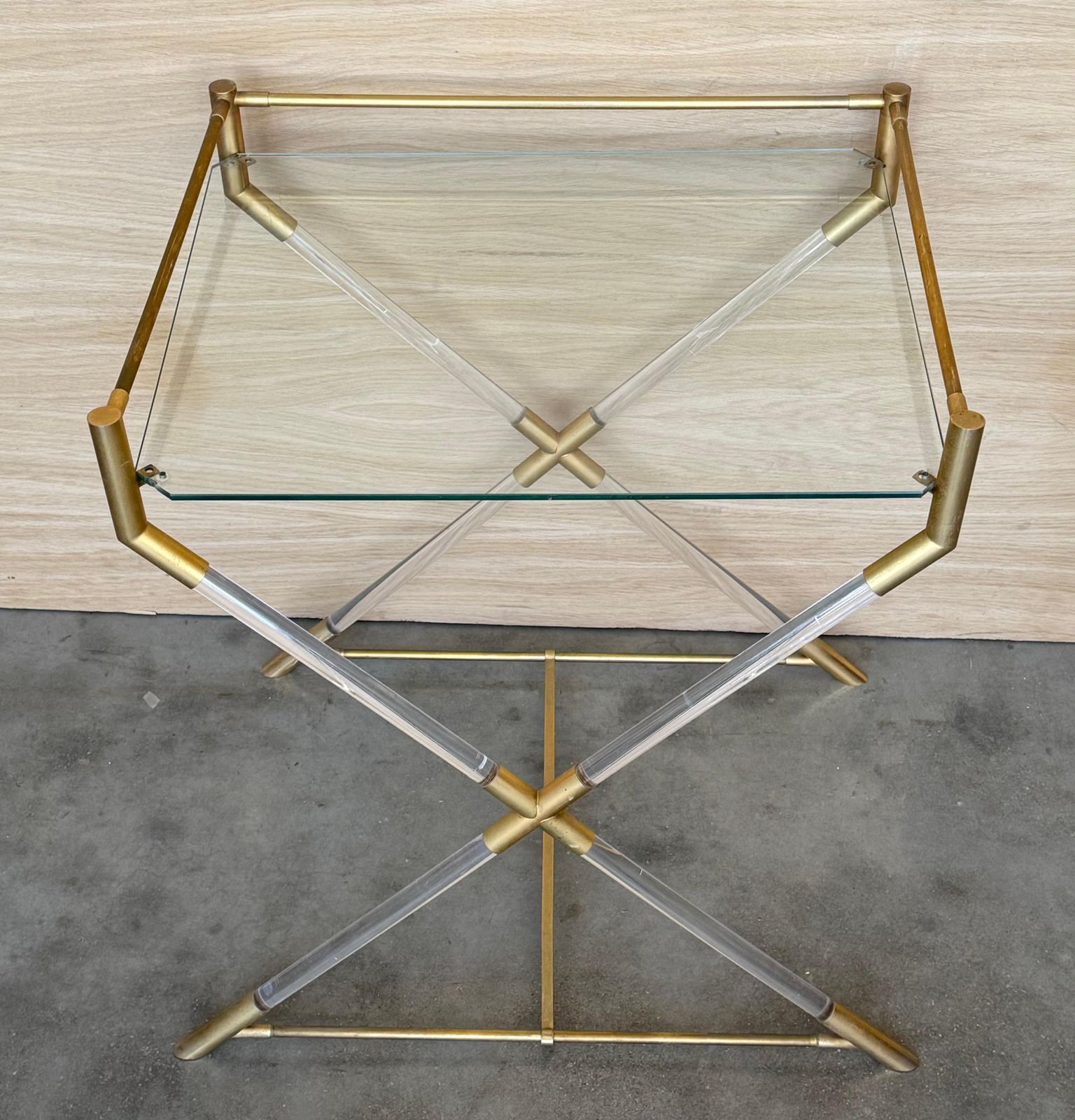 Table de service ou table d'appoint mid-century modern en laiton et lucite, à piétement en X photo buy