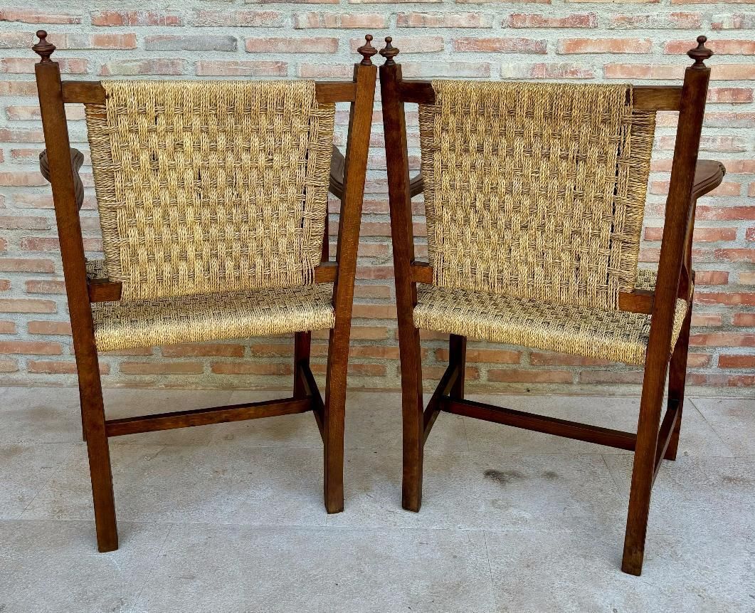 Ensemble de fauteuils espagnols en noyer du XXe siècle, dossiers et assises cannées, 1940 photo Mobilier