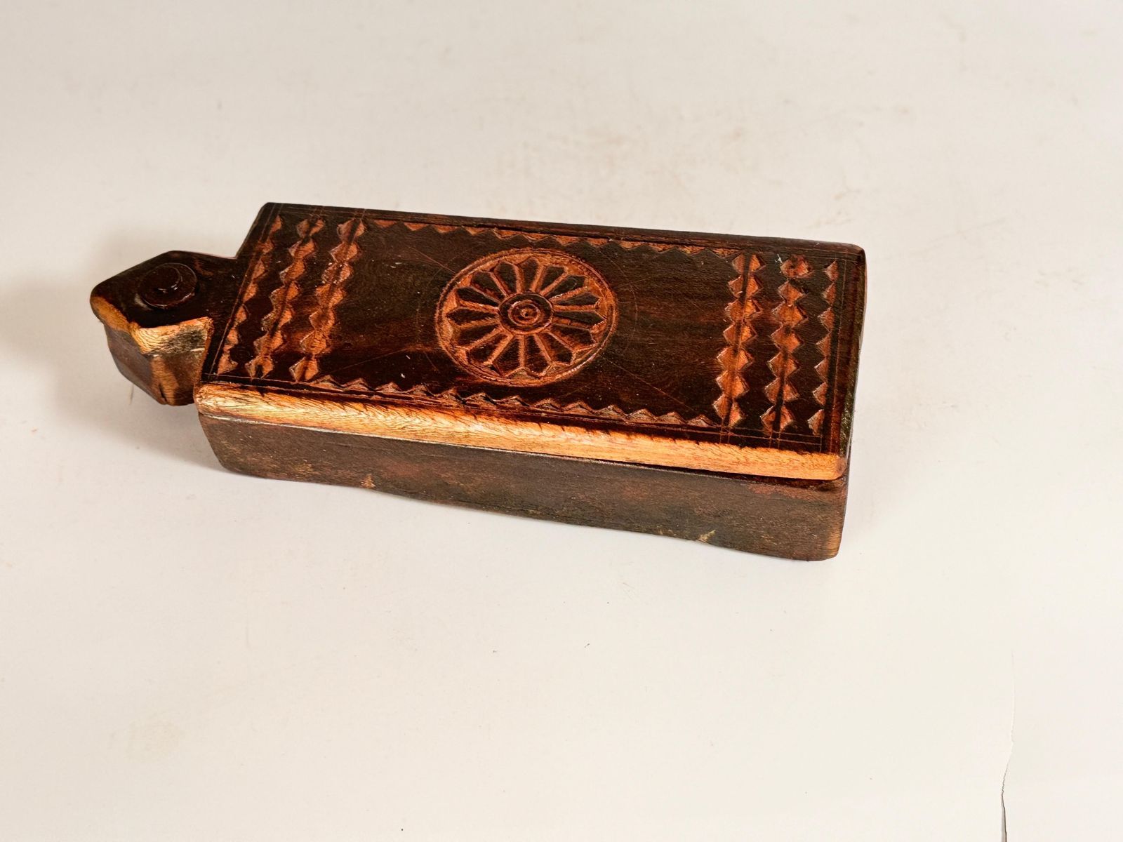 Old African Hand Carved Wooden Box 19th Century Brown Color Powder Box photo vinterior