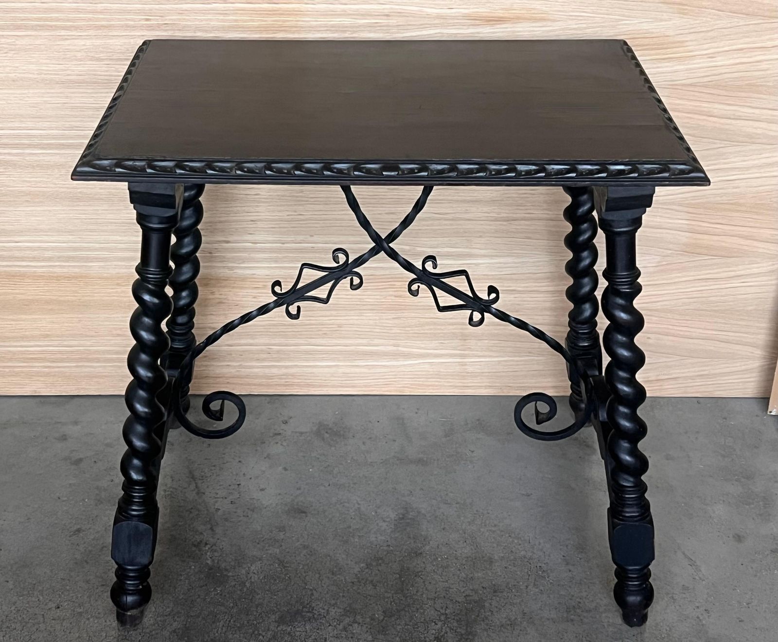 Table d'appoint espagnole du XIXe siècle, pieds tournés et entretoise en fer photo Mobilier