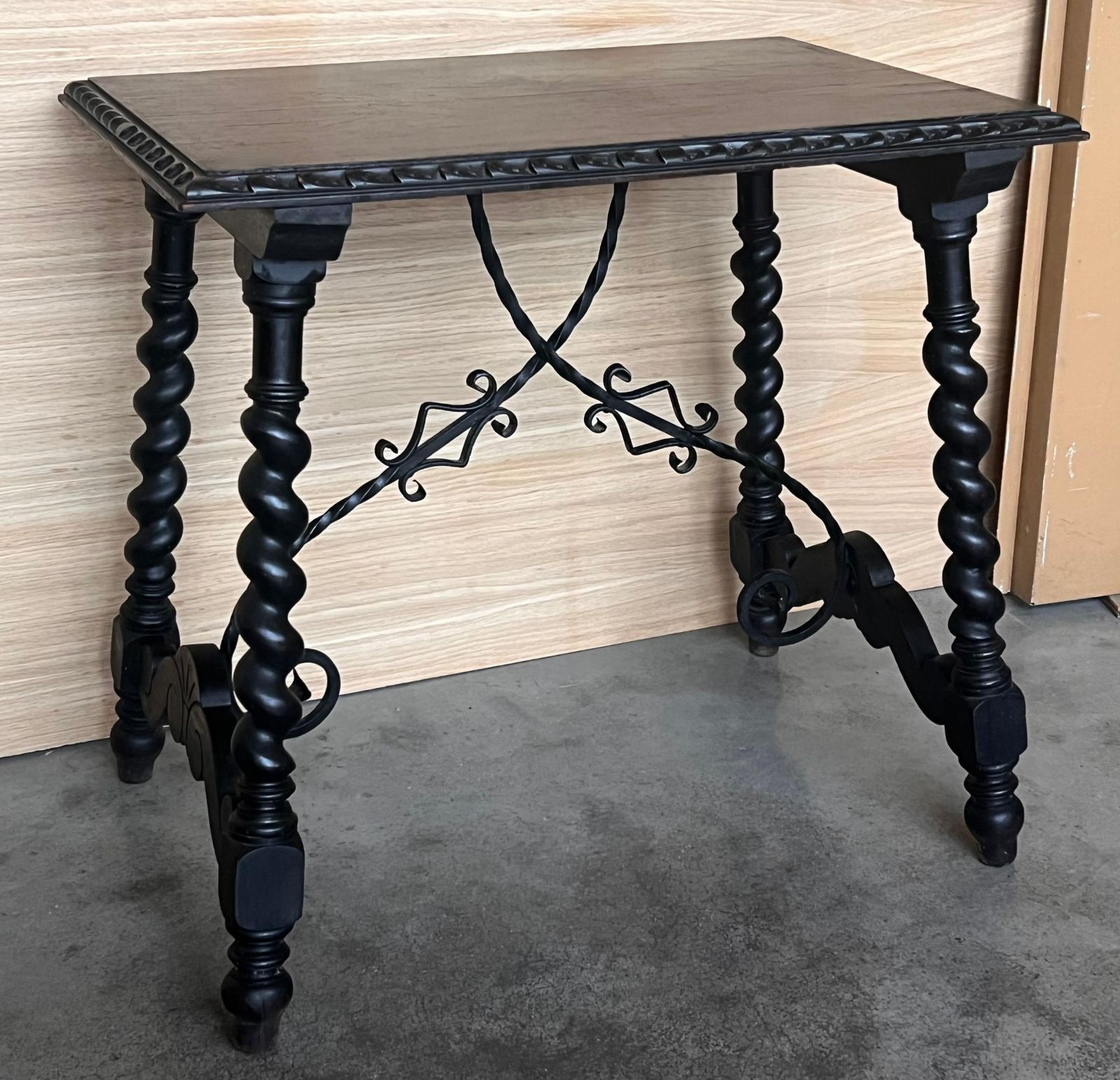 Table d'appoint espagnole du XIXe siècle, pieds tournés et entretoise en fer photo buy