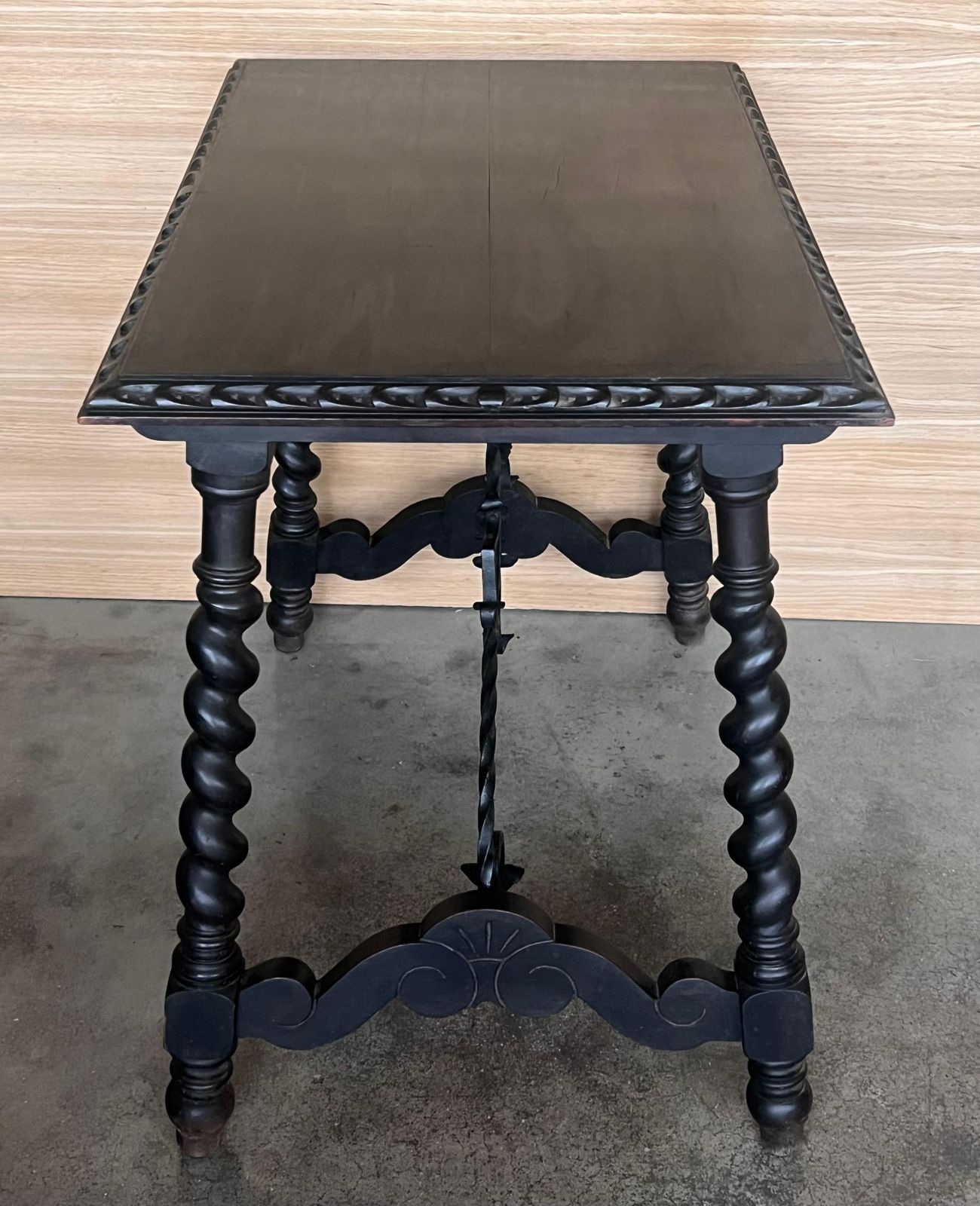 photo buy Table d'appoint espagnole du XIXe siècle, pieds tournés et entretoise en fer
