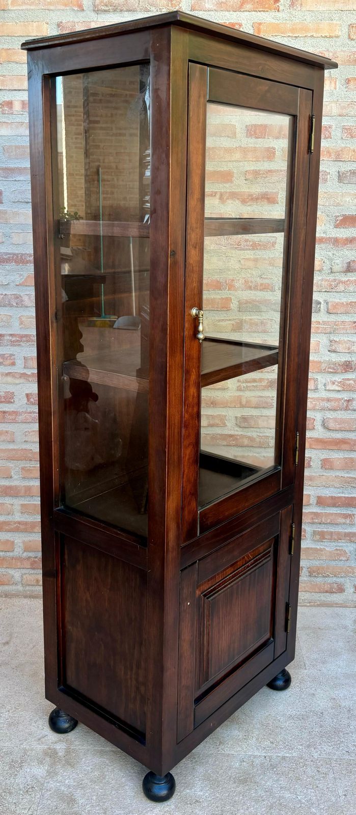 Vitrine mid-century française en noyer et verre, 1950 photo vintage